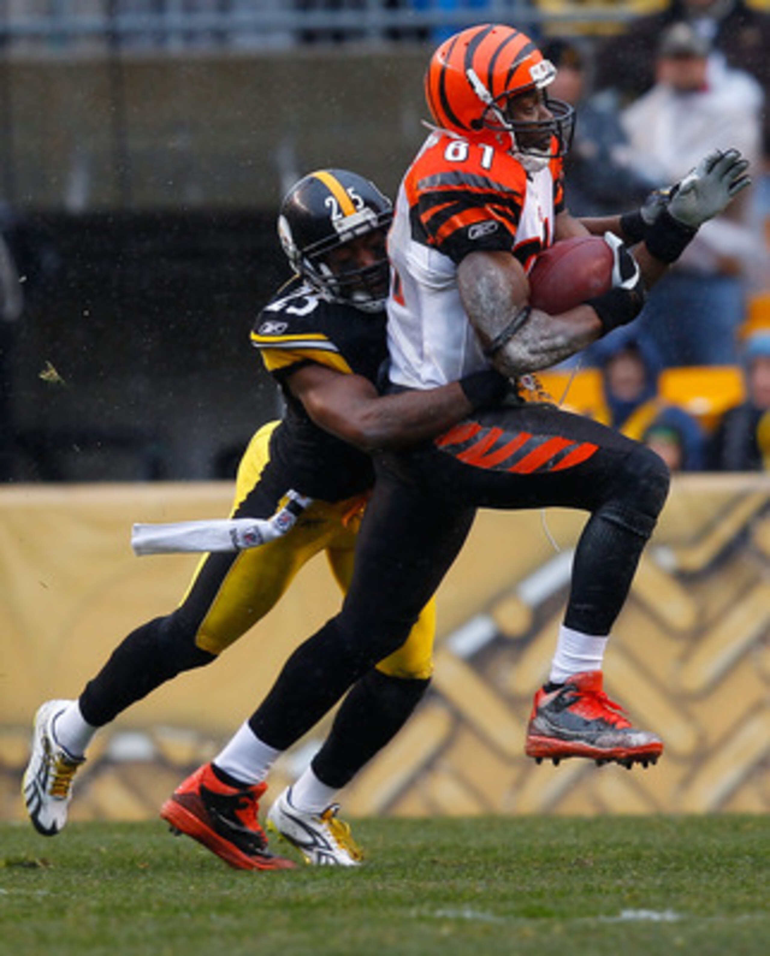 PITTSBURGH - DECEMBER 12:  Terell Owens #81 of the Cincinnati Bengals catches a pass in front of Ryan Clark #25 of the Pittsburgh Steelers during the game on December 12, 2010 at Heinz Field in Pittsburgh, Pennsylvania.  (Photo by Jared Wickerham/Getty Im
