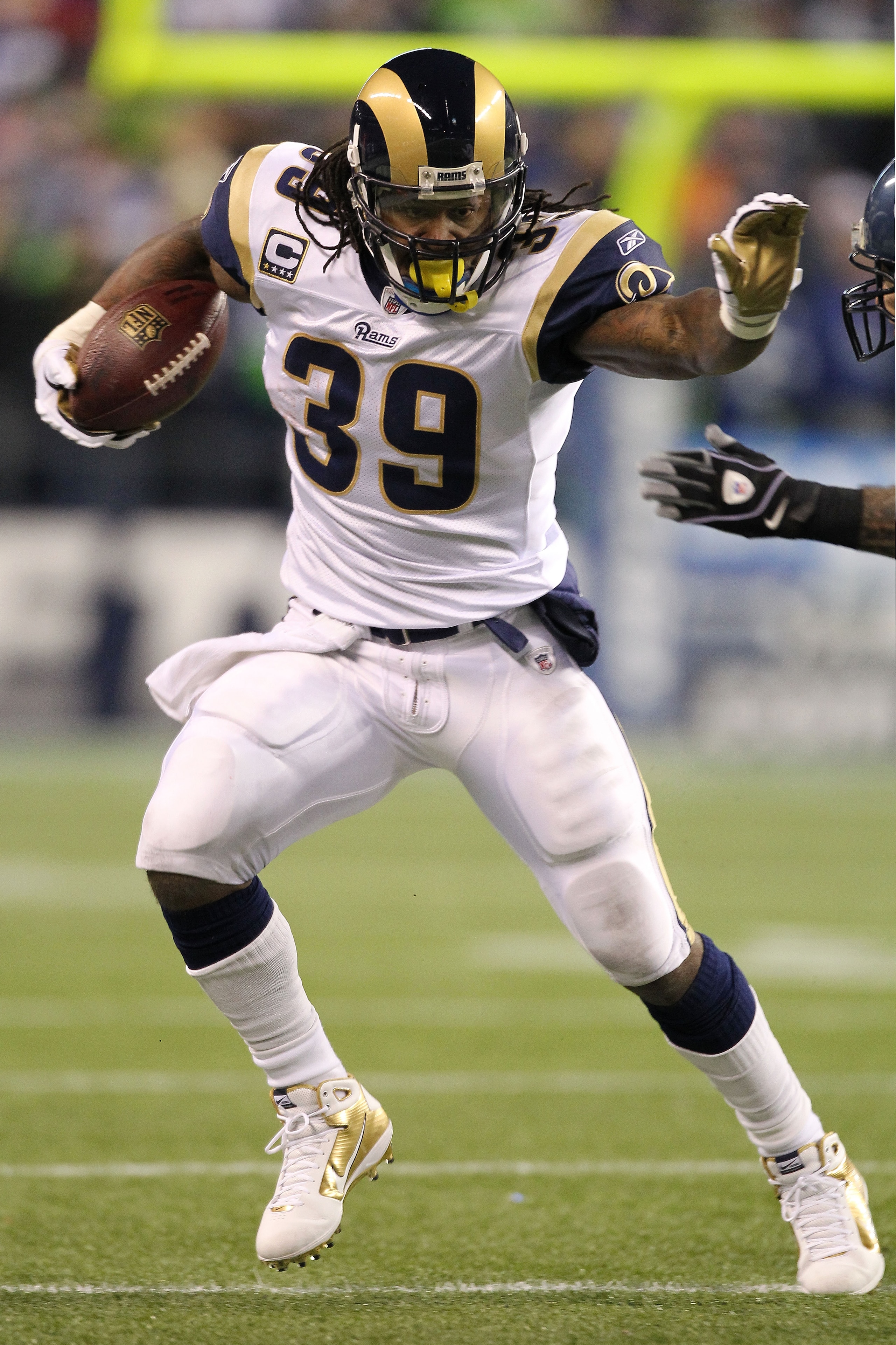 SEATTLE, WA - JANUARY 02:  Running back Steven Jackson #39 of the St. Louis Rams rushes with the ball against the Seattle Seahawks during their game at Qwest Field on January 2, 2011 in Seattle, Washington.  (Photo by Otto Greule Jr/Getty Images)