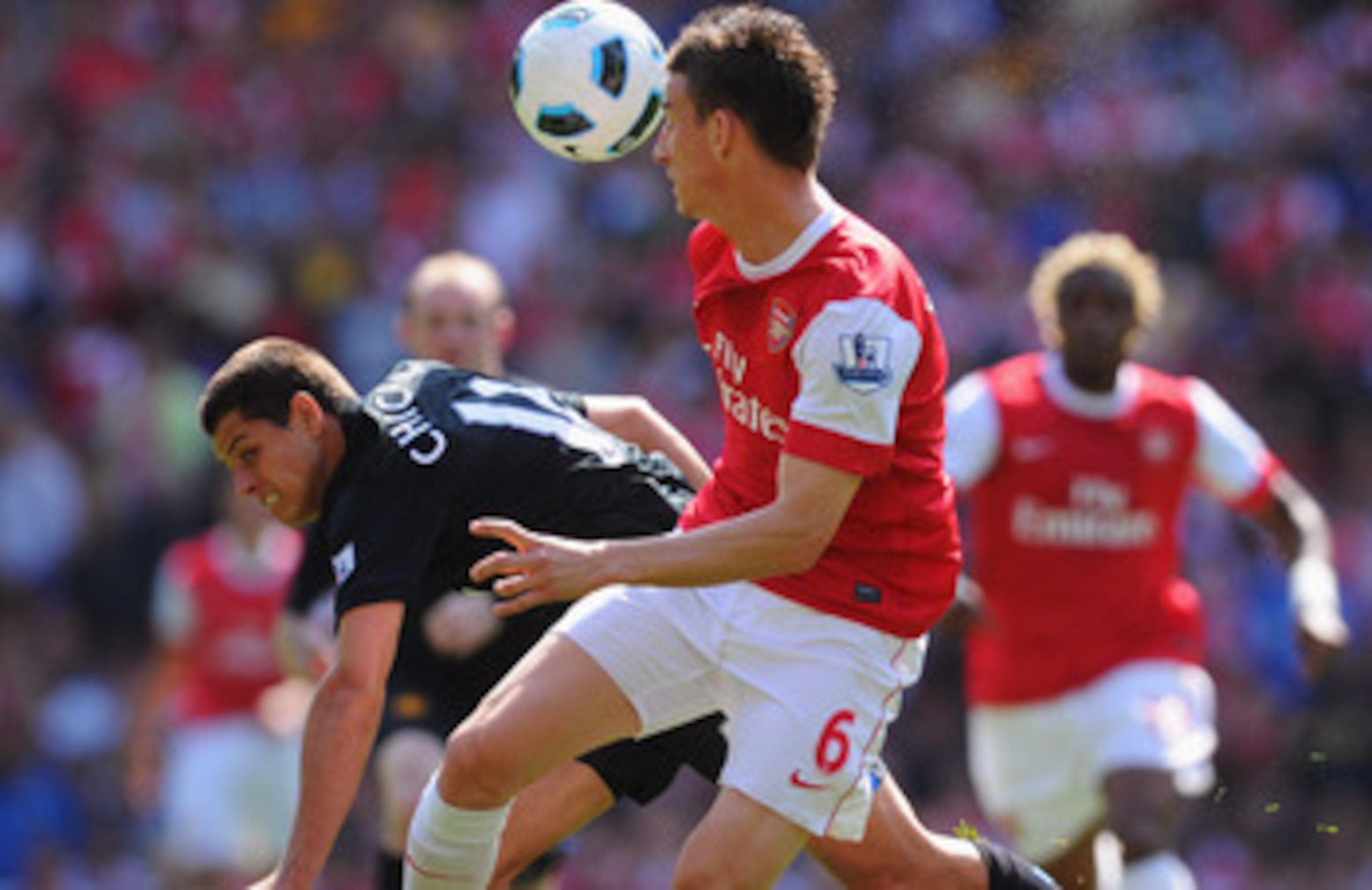 LONDON, ENGLAND - MAY 01:  Laurent Koscielny of Arsenal outjumps Javier Hernandez of Manchester United during the Barclays Premier League match between Arsenal and Manchester United at the Emirates Stadium on May 1, 2011 in London, England.  (Photo by Mik