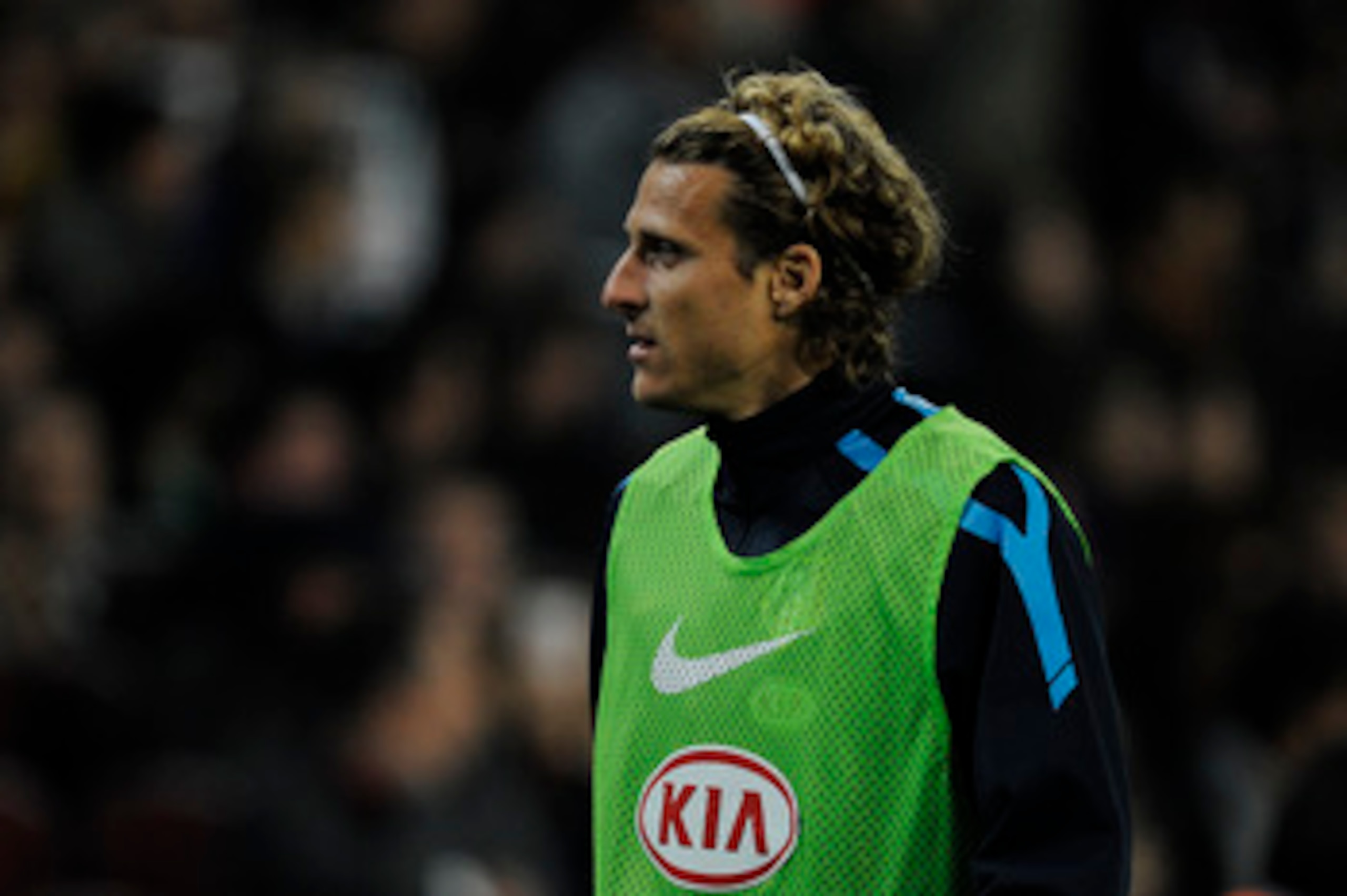 BARCELONA, SPAIN - FEBRUARY 05:  Diego Forlan of Atletico Madrid looks on as he warms up during the La Liga match between Barcelona and Atletico de Madrid at Camp Nou on February 5, 2011 in Barcelona, Spain. Barcelona won 3-0.  (Photo by David Ramos/Getty