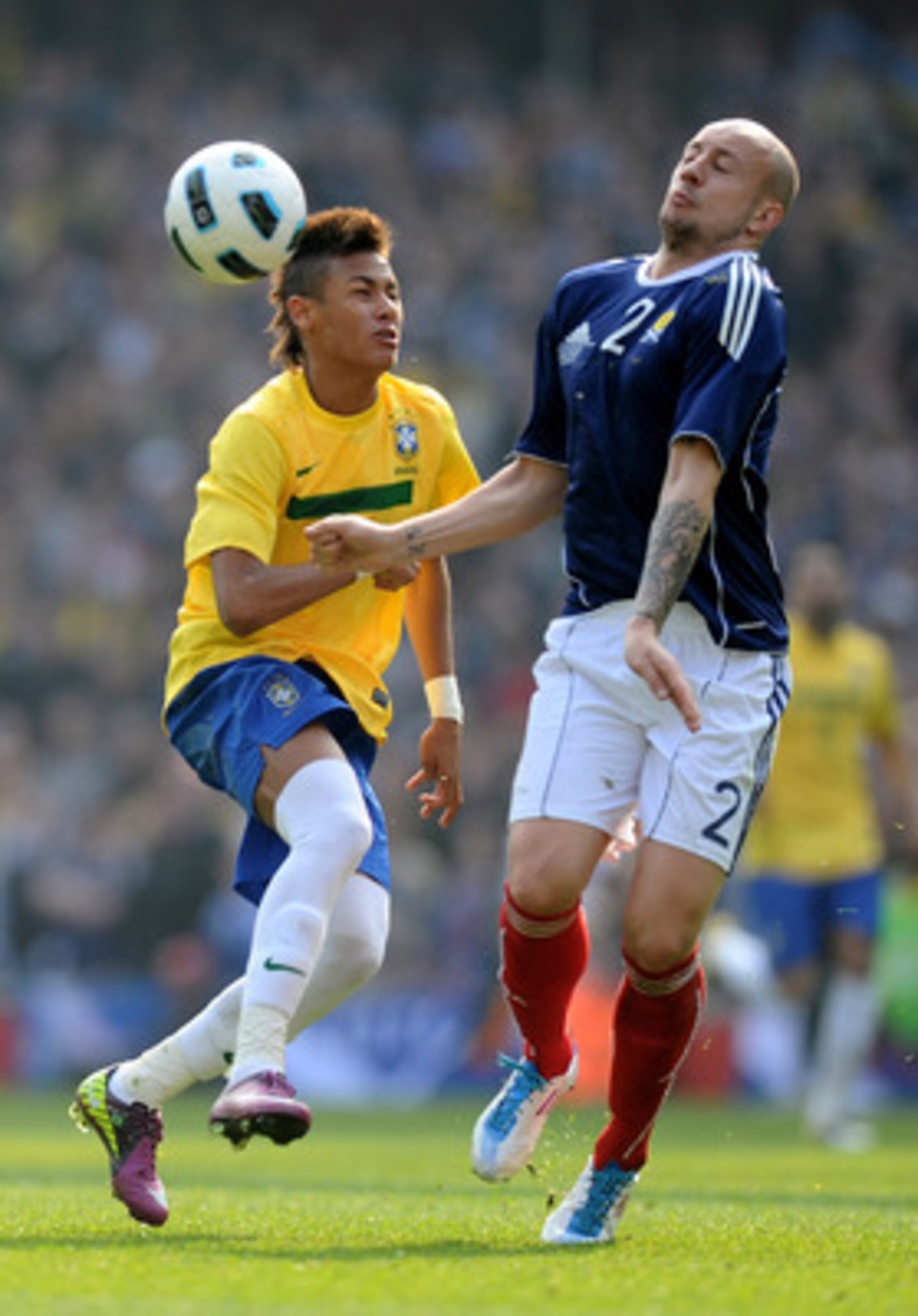 LONDON, ENGLAND - MARCH 27:  Neymar of Brazil fights for ball with Alan Hutton of Scotland during the International friendly match between Brazil and Scotland at Emirates Stadium on March 27, 2011 in London, England.  (Photo by Mike Hewitt/Getty Images)