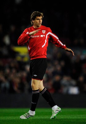 BARCELONA, SPAIN - FEBRUARY 20:  Fernando Llorente of Athletic Bilbao warms up prior La Liga match between FC Barcelona and Athletic Bilbao at Camp Nou on February 20, 2011 in Barcelona, Spain. Barcelona won 2-1.  (Photo by David Ramos/Getty Images)