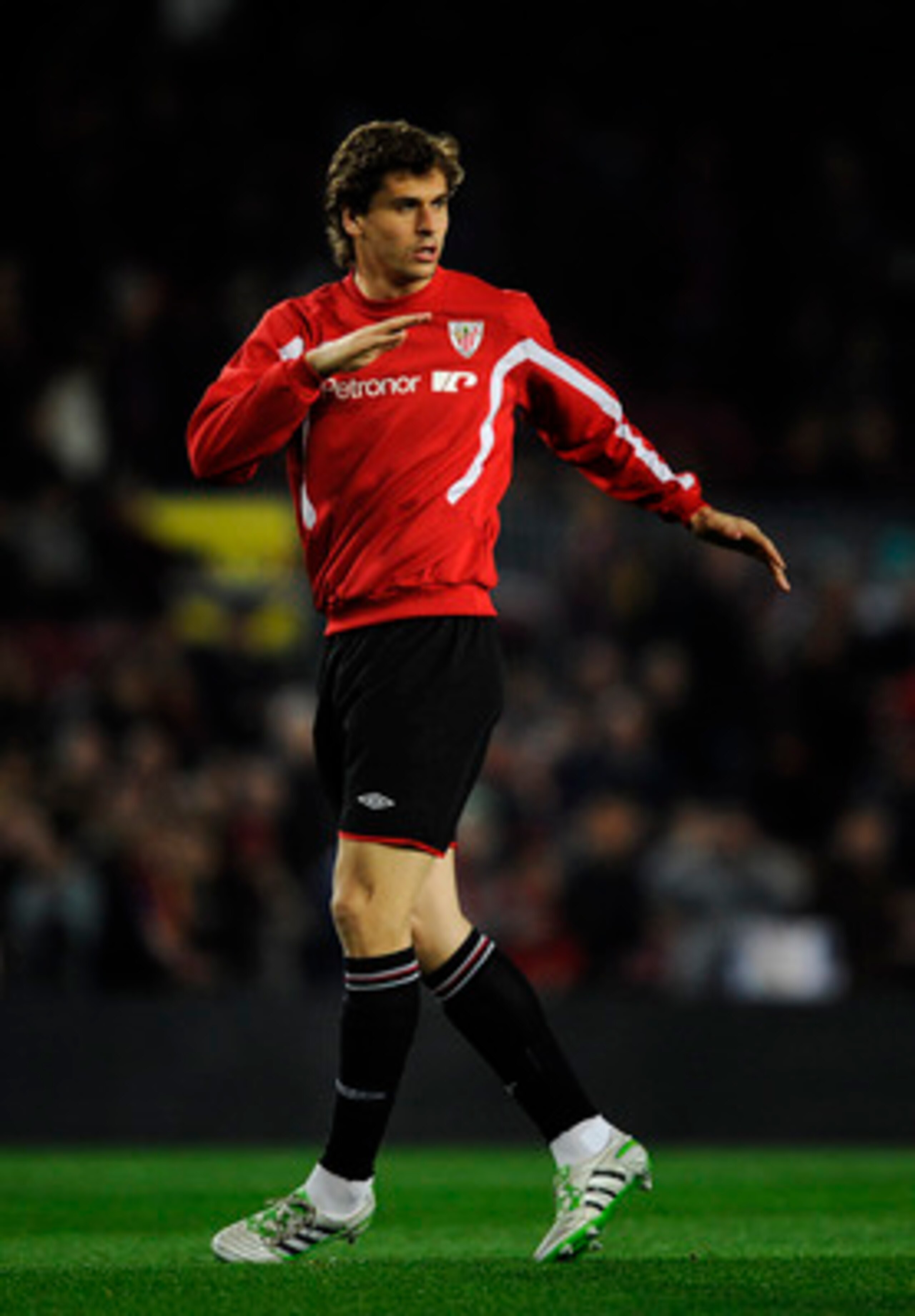 BARCELONA, SPAIN - FEBRUARY 20:  Fernando Llorente of Athletic Bilbao warms up prior La Liga match between FC Barcelona and Athletic Bilbao at Camp Nou on February 20, 2011 in Barcelona, Spain. Barcelona won 2-1.  (Photo by David Ramos/Getty Images)