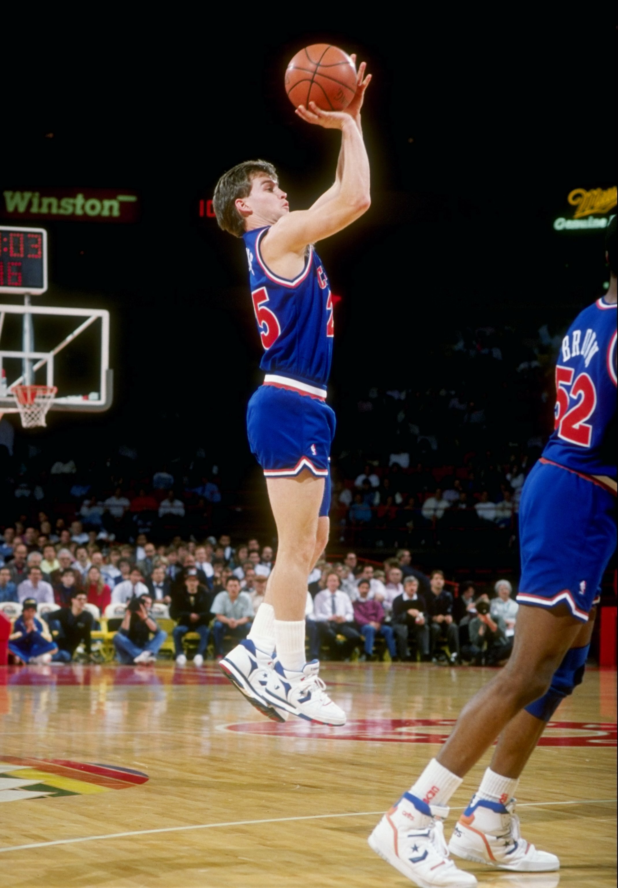 1990:  Guard Mark Price of the Cleveland Cavaliers shoots the ball during a game. Mandatory Credit: Tim de Frisco  /Allsport