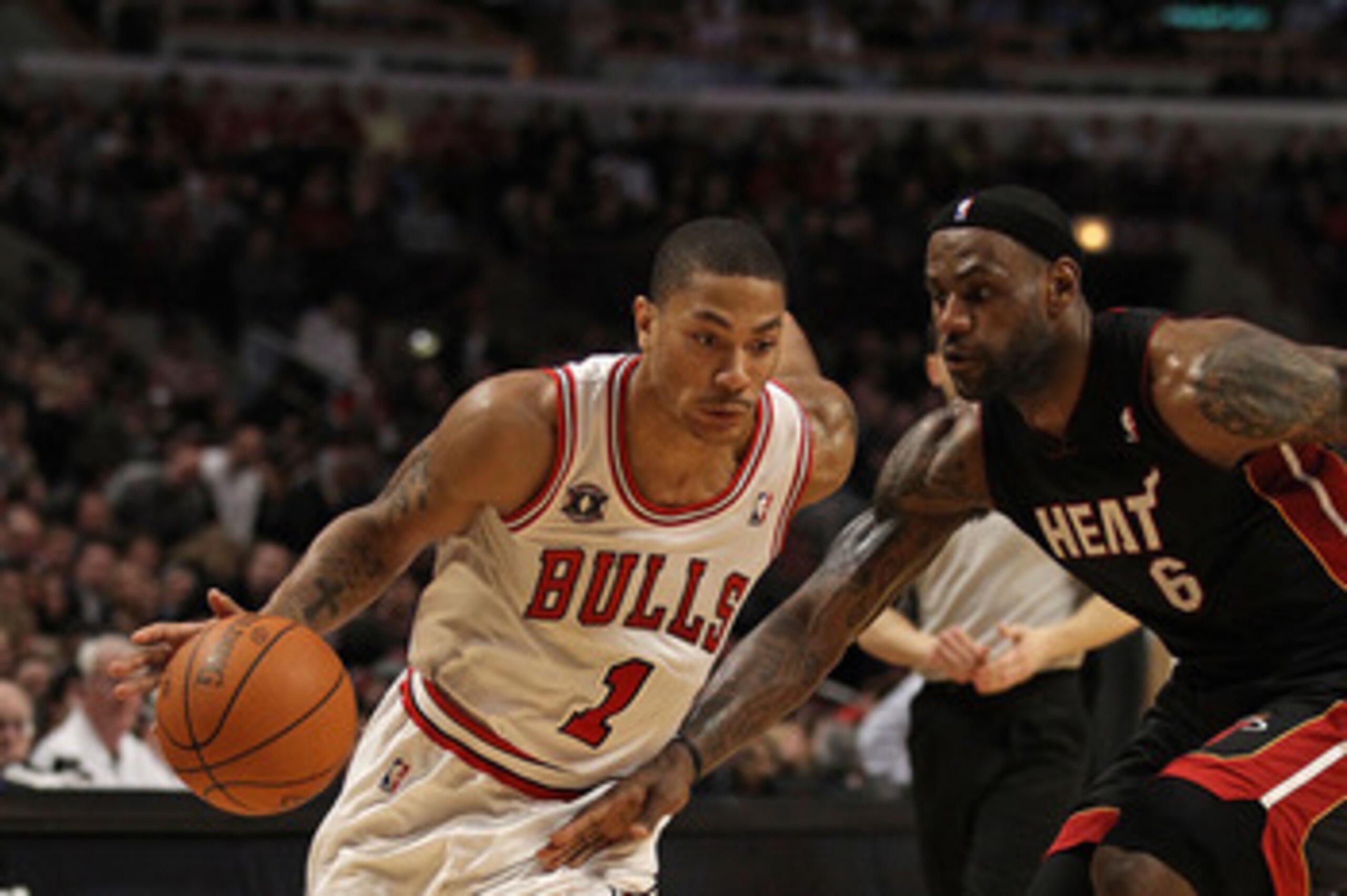 CHICAGO, IL - FEBRUARY 24: Derrick Rose #1 of the Chicago Bulls drives against LeBron James #6 of the Miami Heat at the United Center on February 24, 2011 in Chicago, Illinois. The Bulls defeated the Heat 93-89. NOTE TO USER: User expressly acknowledges a