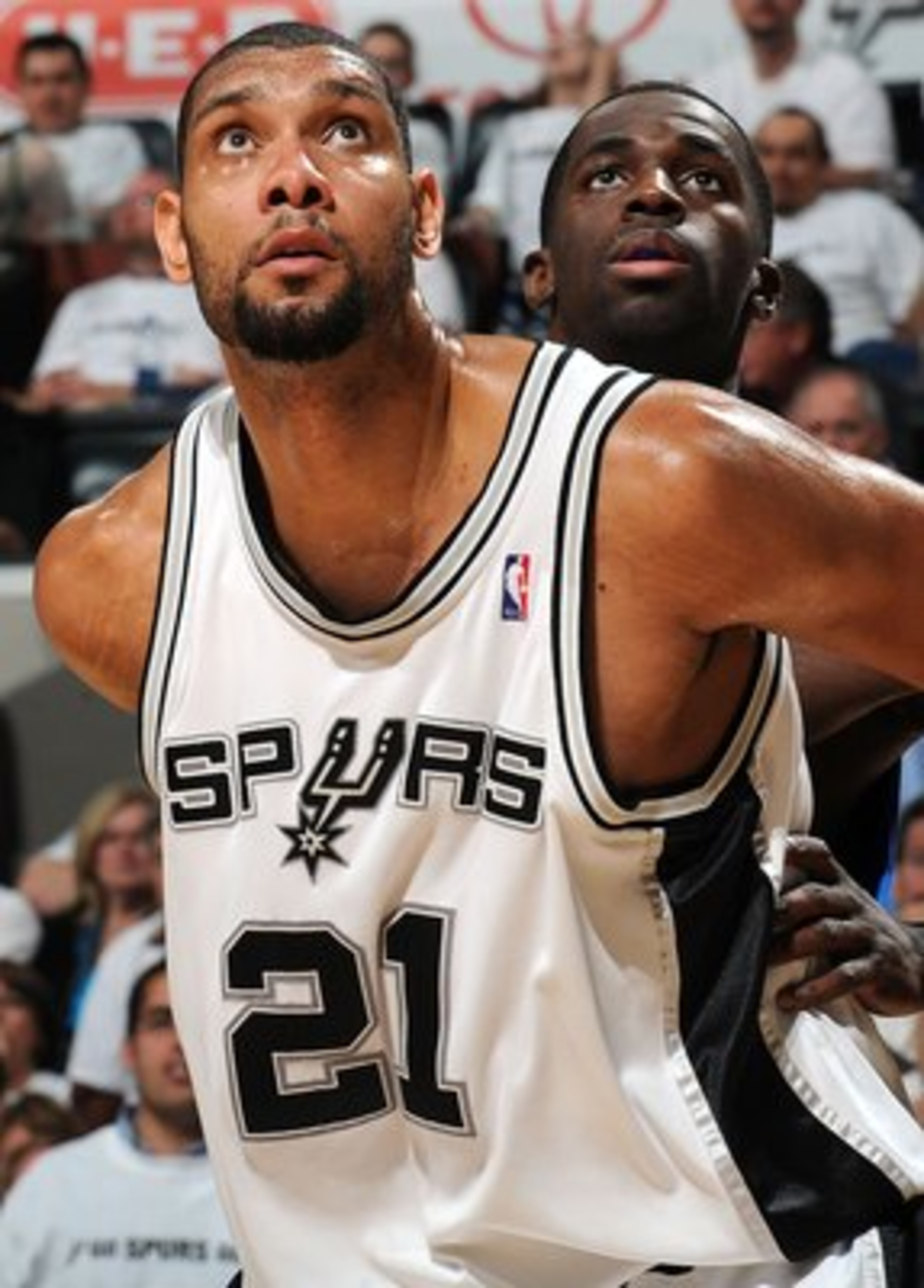 SAN ANTONIO - APRIL 20:  Forward Tim Duncan #21 of the San Antonio Spurs defend Brandon Bass #32 of the Dallas Mavericks in Game Two of the Western Conference Quarterfinals during the 2009 NBA Playoffs at AT&T Center on April 20, 2009 in San Antonio, Texa