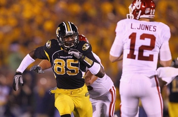 COLUMBIA, MO - OCTOBER 23: Aldon Smith #85 of the Missouri Tigers in action against the Oklahoma Sooners at Faurot Field/Memorial Stadium on October 23, 2010 in Columbia, Missouri.  The Tigers beat the Sooners 36-27.  (Photo by Dilip Vishwanat/Getty Image