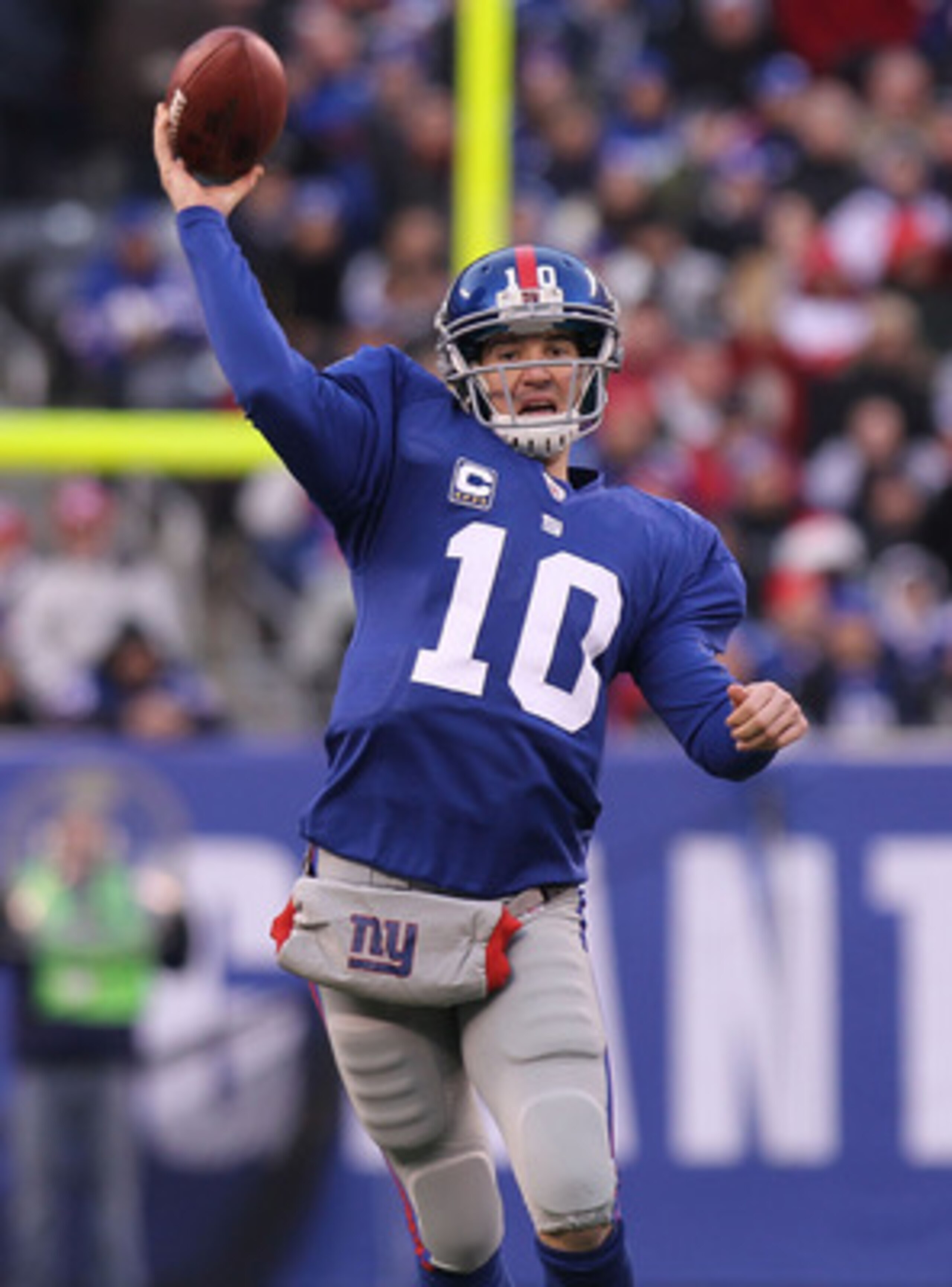 EAST RUTHERFORD, NJ - DECEMBER 19:  Eli Manning #10 of the New York Giants passes against the Philadelphia Eagles at New Meadowlands Stadium on December 19, 2010 in East Rutherford, New Jersey.  (Photo by Nick Laham/Getty Images)