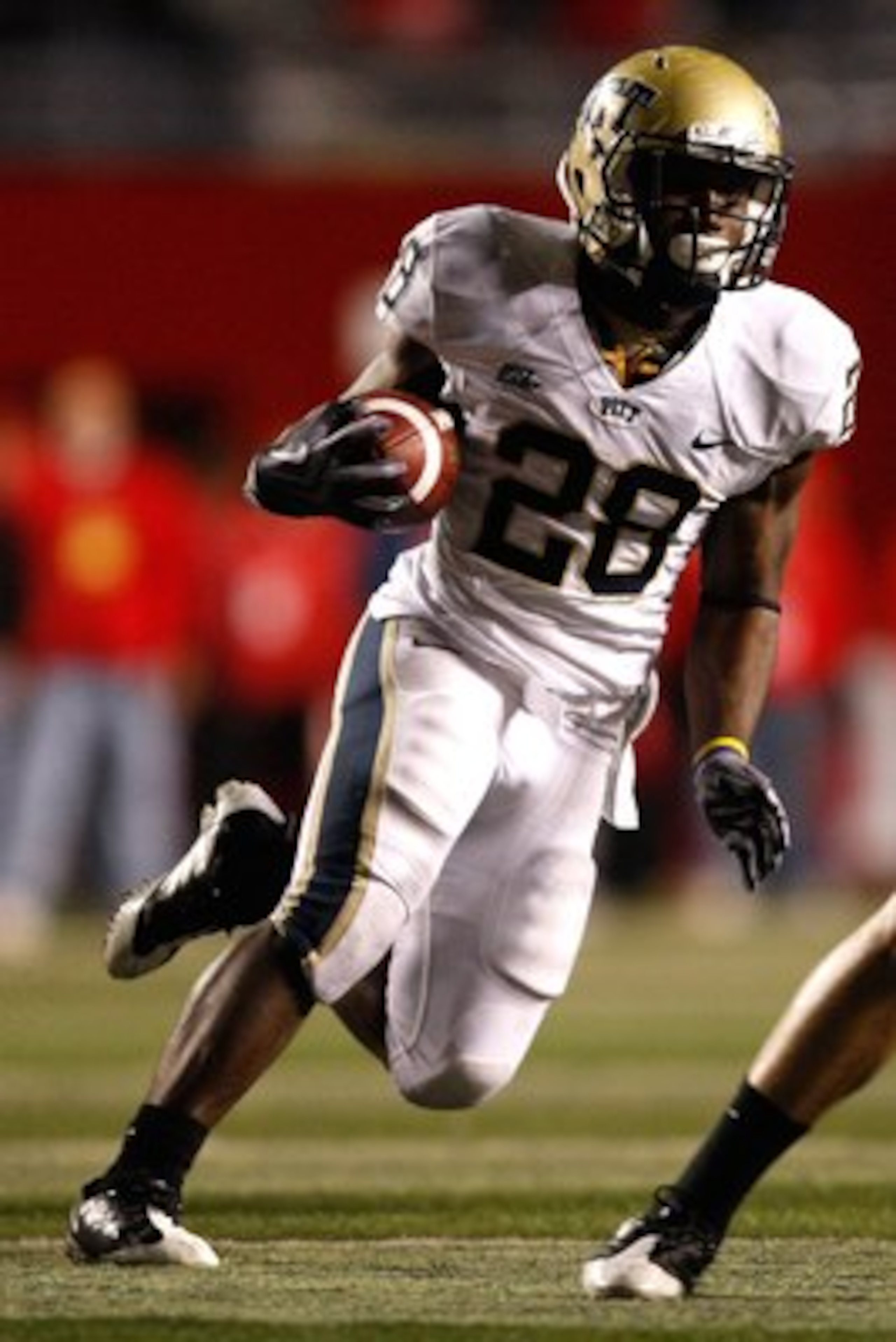 PISCATAWAY, NJ - OCTOBER 16:  Dion Lewis #28 of the University of Pittsburgh Panthers runs against the Rutgers University Scarlett Knights on October 16, 2009 at Rutgers Stadium in Piscataway, New Jersey.  (Photo by Jared Wickerham/Getty Images)