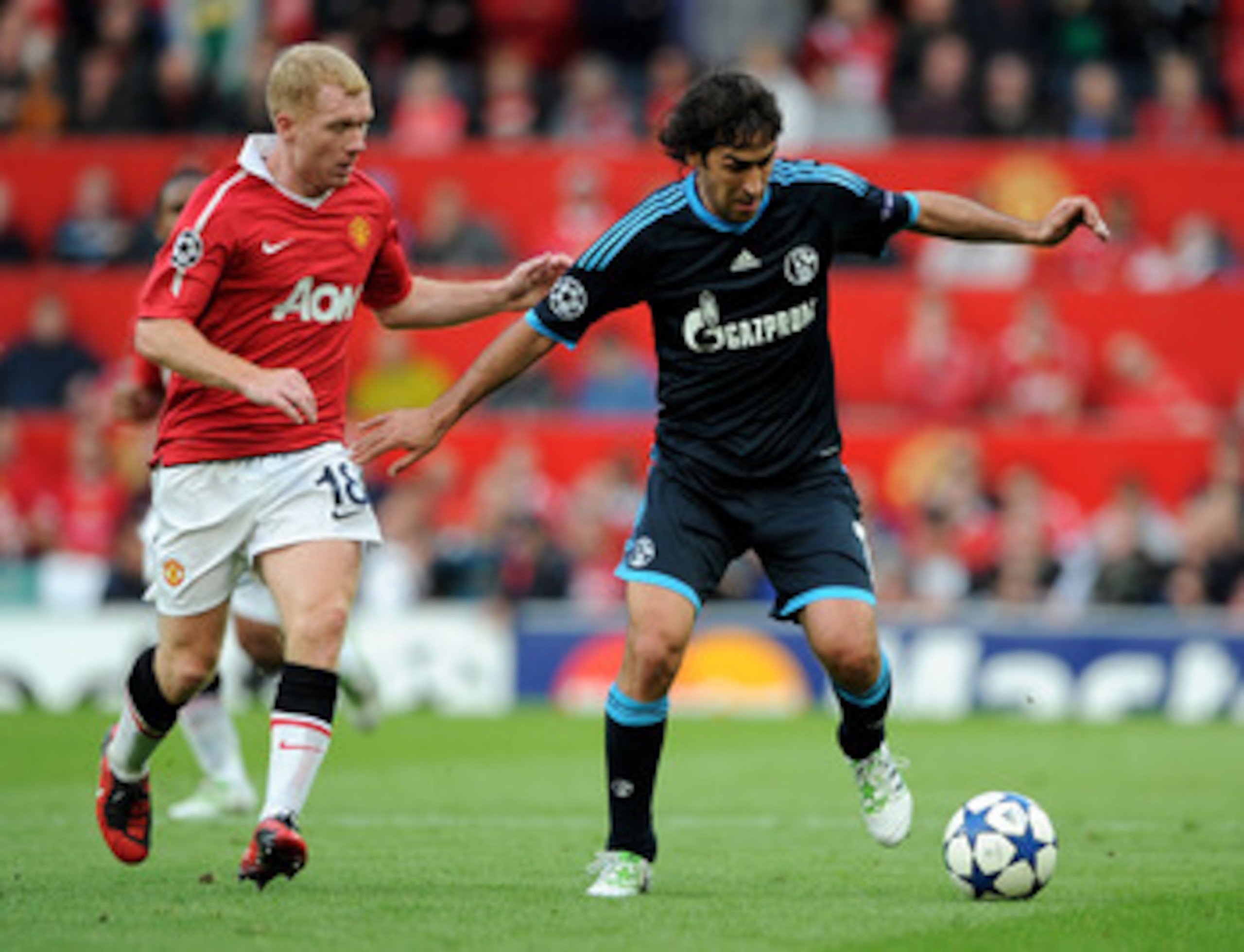 MANCHESTER, ENGLAND - MAY 04:  Raul Gonzalez of Schalke competes with Paul Scholes of Manchester United during the UEFA Champions League Semi Final second leg match between Manchester United and Schalke at Old Trafford on May 4, 2011 in Manchester, Englan