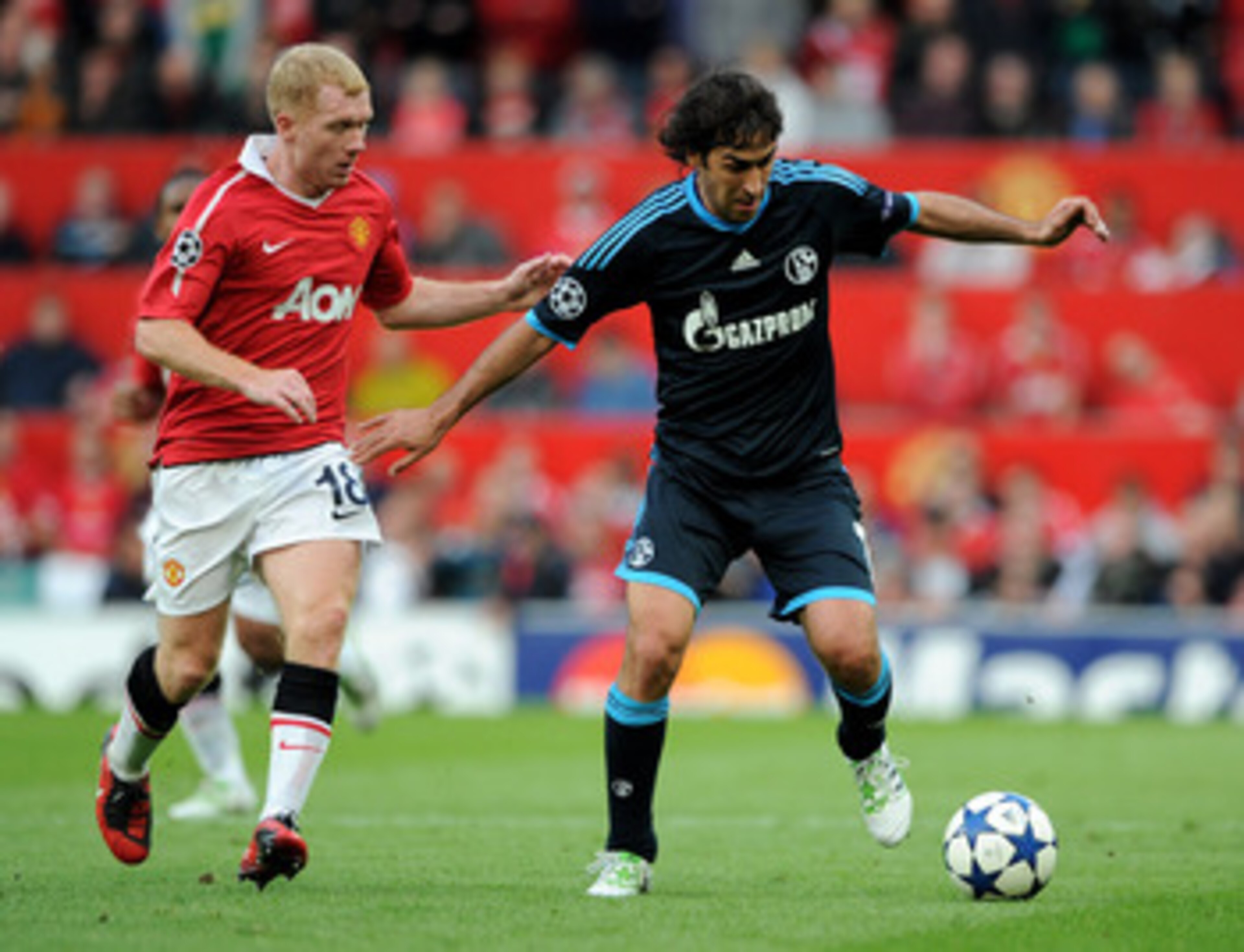 MANCHESTER, ENGLAND - MAY 04:  Raul Gonzalez of Schalke competes with Paul Scholes of Manchester United during the UEFA Champions League Semi Final second leg match between Manchester United and Schalke at Old Trafford on May 4, 2011 in Manchester, Englan