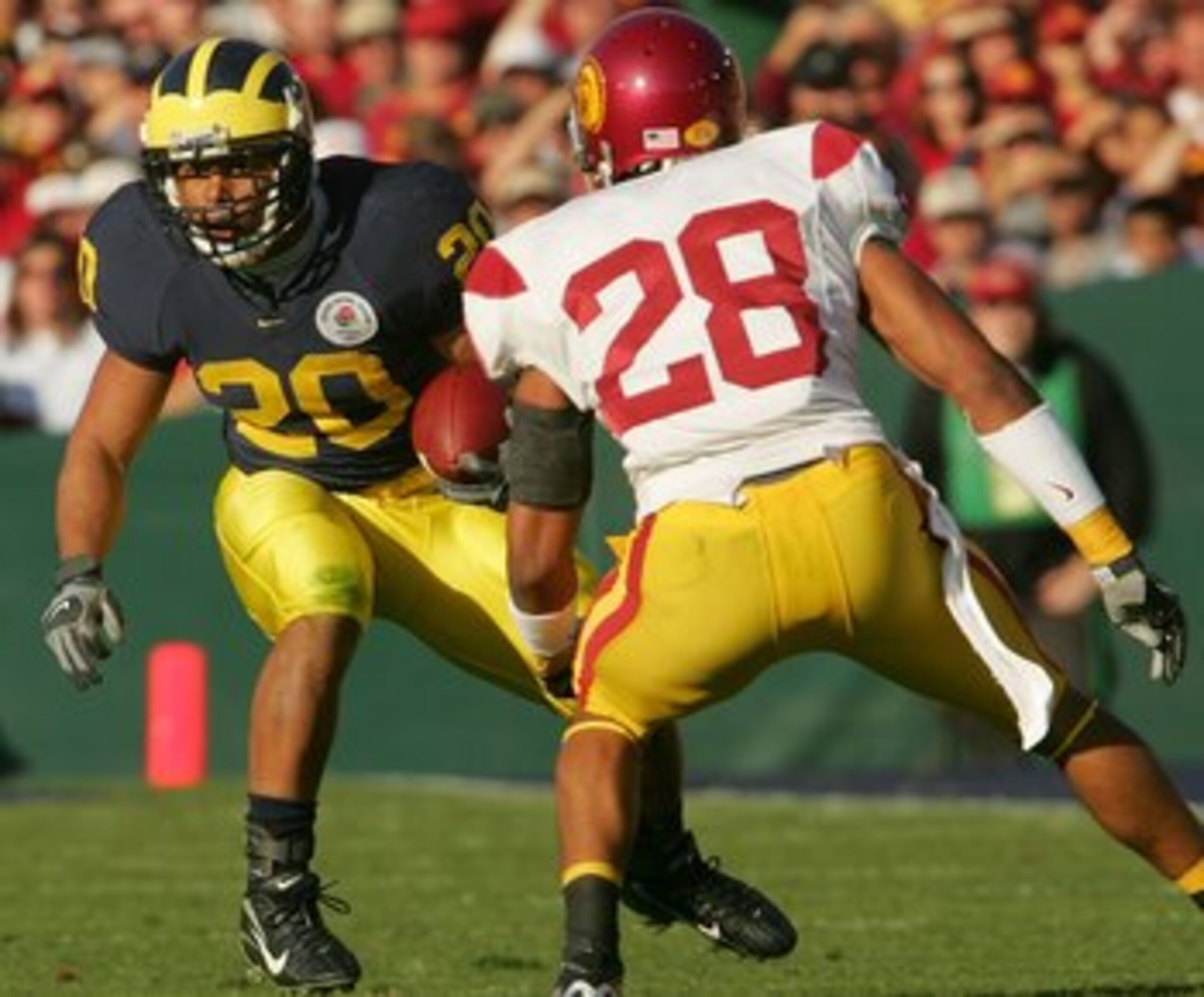 PASADENA, CA - JANUARY 01:  Mike Hart #20 of the Michigan Wolverines carries the ball against Terrell Thomas #28 of the USC Trojans during the first quarter the game on January 1, 2007 at the Rose Bowl in Pasadena, California.  (Photo by Stephen Dunn/Gett