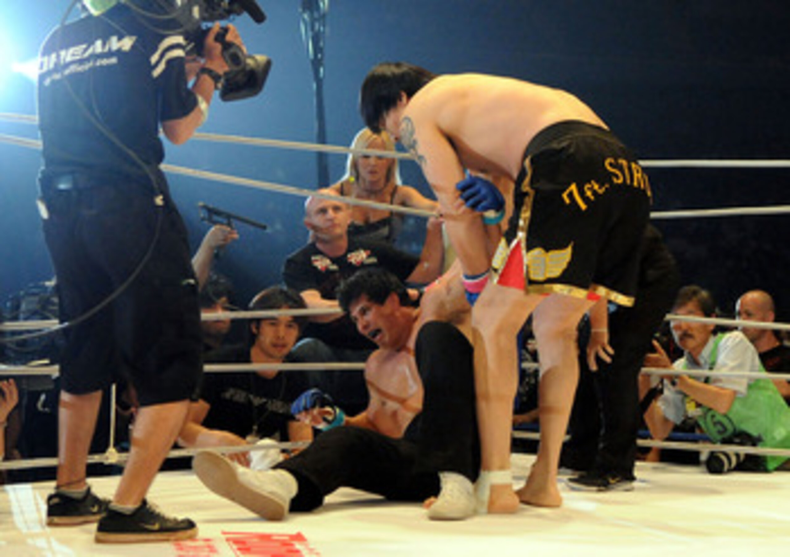 YOKOHAMA, JAPAN - MAY 26:  Former Oakland Athletics slugger Jose Canseco (L) looks dejected as being defeated by Choi Hong-man at first Round of Super Hulk Tournament during Dream.9 at Yokohama Arena on May 26, 2009 in Yokohama, Kanagawa, Japan. Canseco l