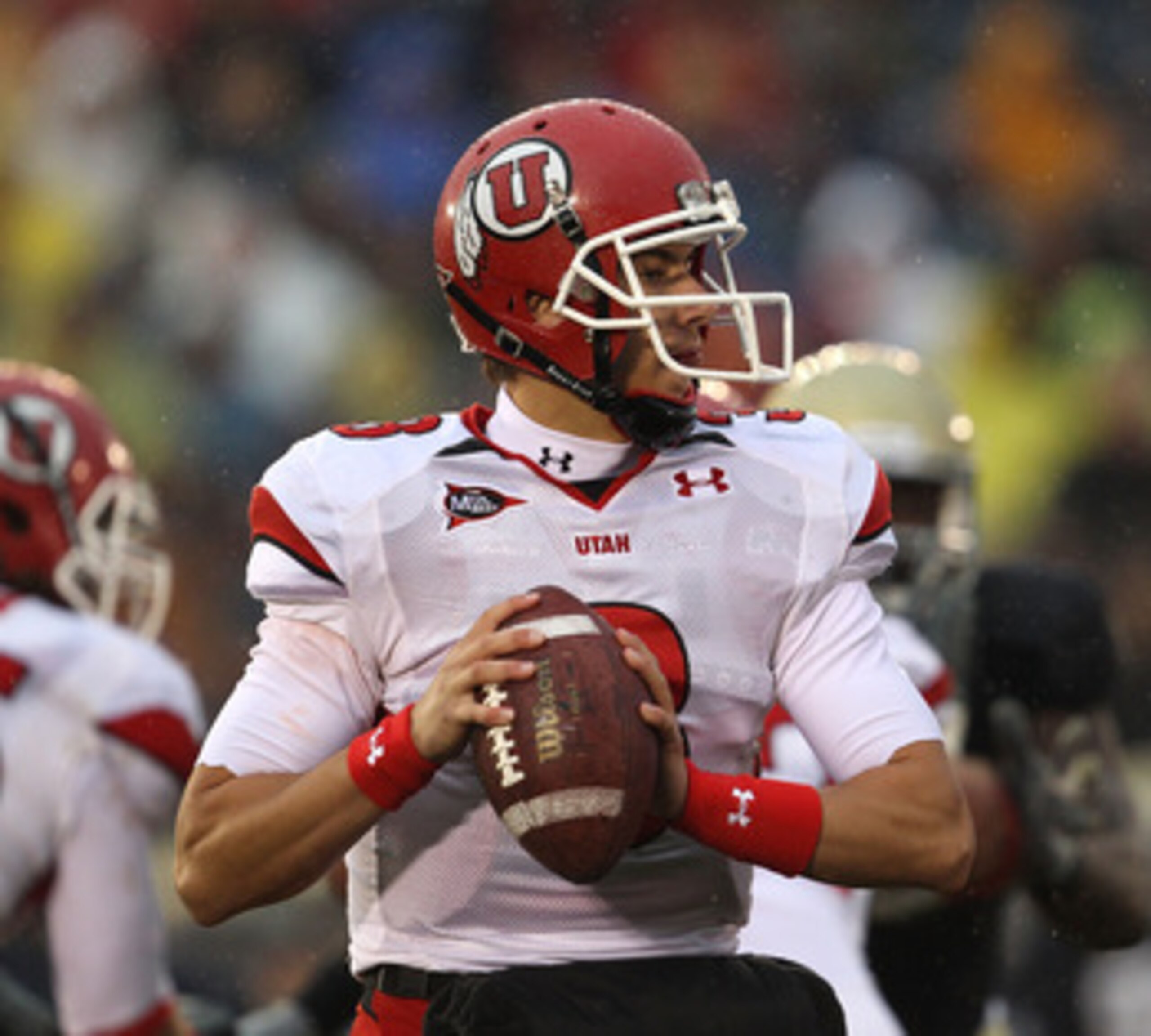 SOUTH BEND, IN - NOVEMBER 13: Jordan Wynn #3 of the Utah Utes looks for a recevier against the Notre Dame Fighting Irish at Notre Dame Stadium on November 13, 2010 in South Bend, Indiana. Notre Dame defeated Utah 28-3. (Photo by Jonathan Daniel/Getty Imag