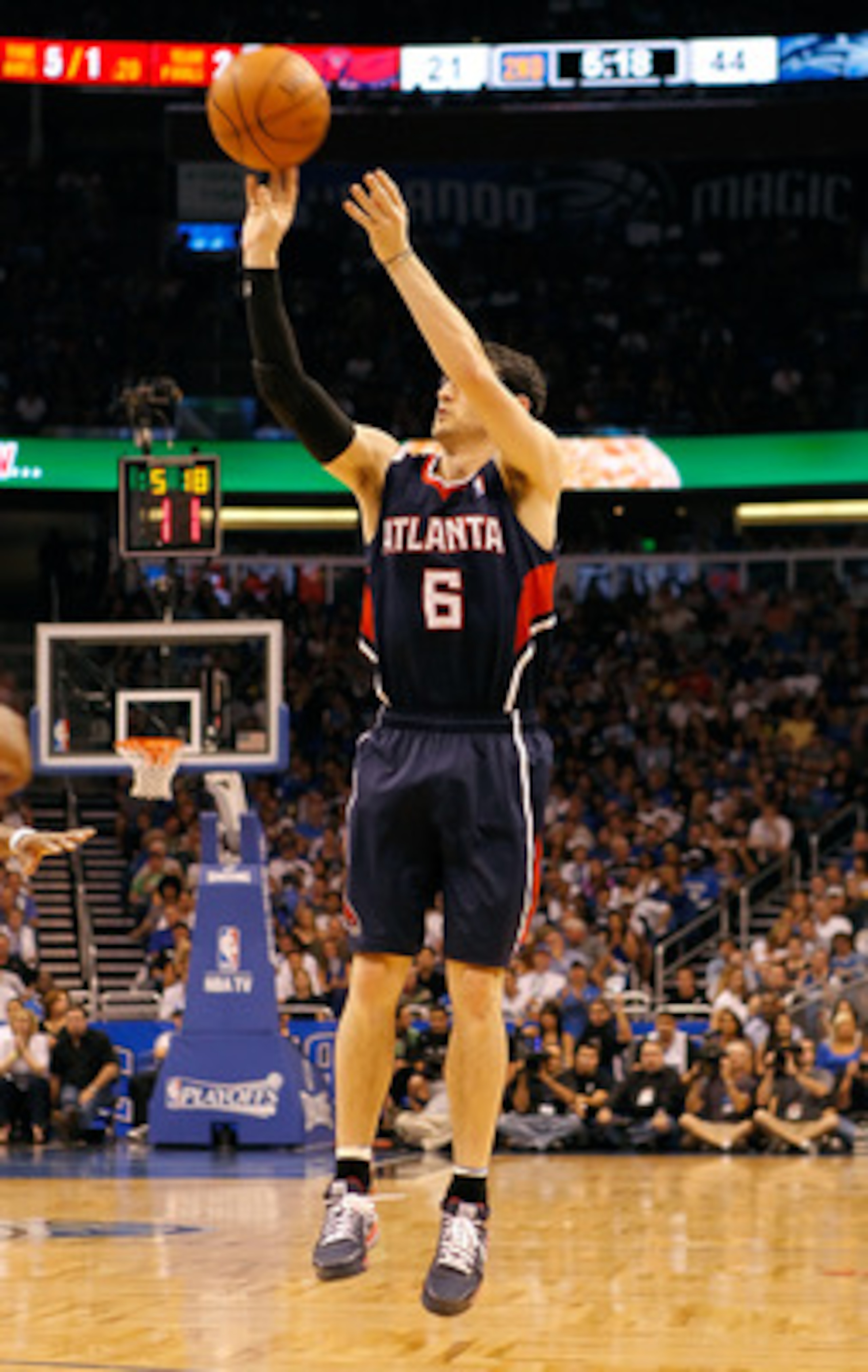 ORLANDO, FL - APRIL 26: Kirk Hinrich #6 of the Atlanta Hawks shoots against the Orlando Magic during Game Five of the Eastern Conference Quarterfinals of the 2011 NBA Playoffs on April 26, 2011 at the Amway Arena in Orlando, Florida. NOTE TO USER: User ORLANDO, FL - APRIL 26: Kirk Hinrich #6 of the Atlanta Hawks shoots against the Orlando Magic during Game Five of the Eastern Conference Quarterfinals of the 2011 NBA Playoffs on April 26, 2011 at the Amway Arena in Orlando, Florida. NOTE TO USER: User