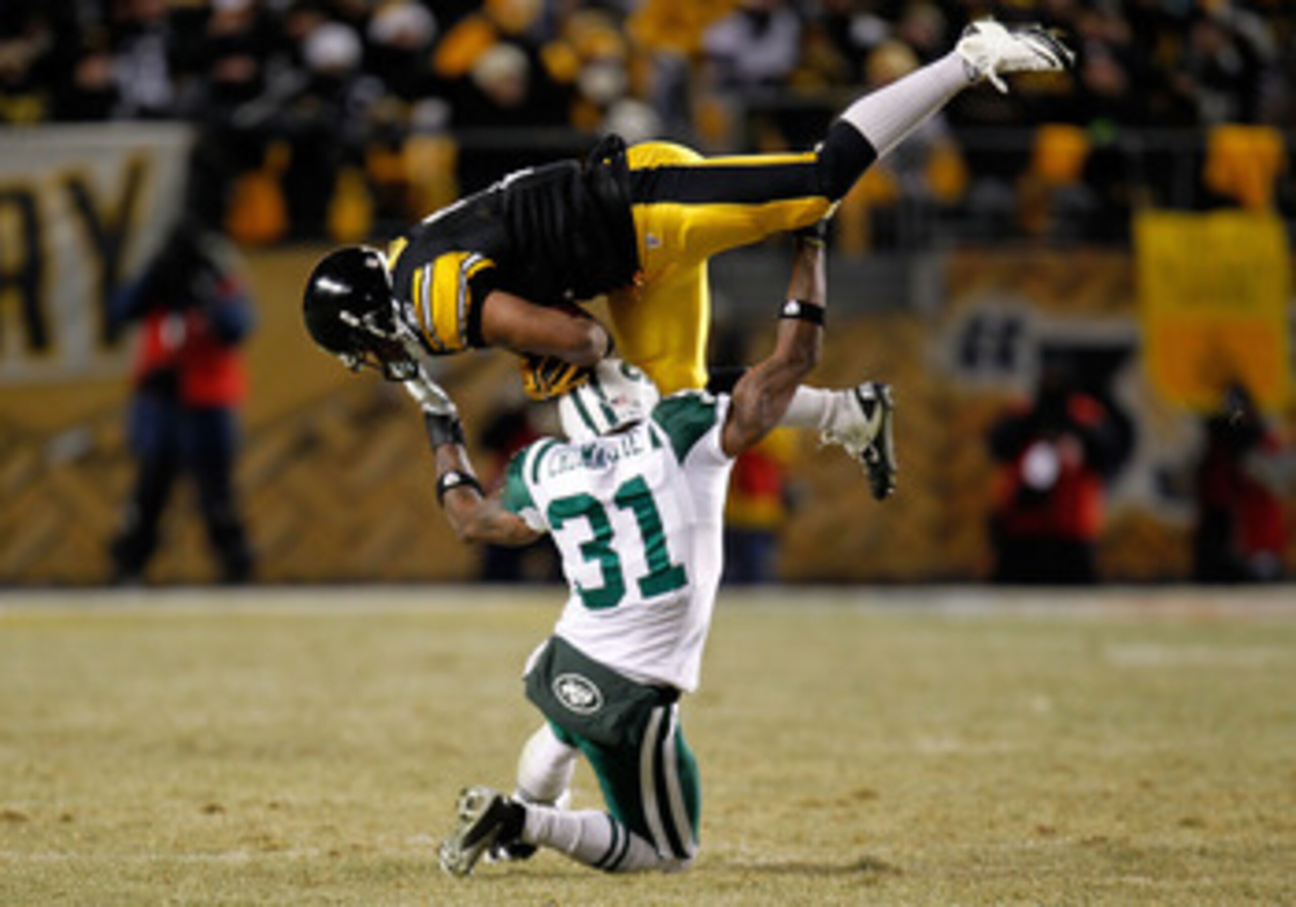 PITTSBURGH, PA - JANUARY 23: Mewelde Moore #21 of the Pittsburgh Steelers catches a pass over Antonio Cromartie #31 of the New York Jets in the third quarter of the 2011 AFC Championship game at Heinz Field on January 23, 2011 in Pittsburgh, Pennsylvania PITTSBURGH, PA - JANUARY 23: Mewelde Moore #21 of the Pittsburgh Steelers catches a pass over Antonio Cromartie #31 of the New York Jets in the third quarter of the 2011 AFC Championship game at Heinz Field on January 23, 2011 in Pittsburgh, Pennsylvania