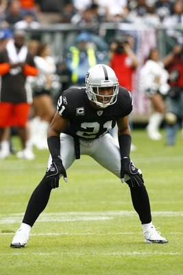 OAKLAND, CA - SEPTEMBER 23:  Cornerback Nnamdi Asomugha #21 of the Oakland Raiders gets set in pass coverage against the Cleveland Browns during a 26-24 win at McAfee Coliseum on September 23, 2007 in Oakland, California.  (Photo by Kevin Terrell/Getty Im