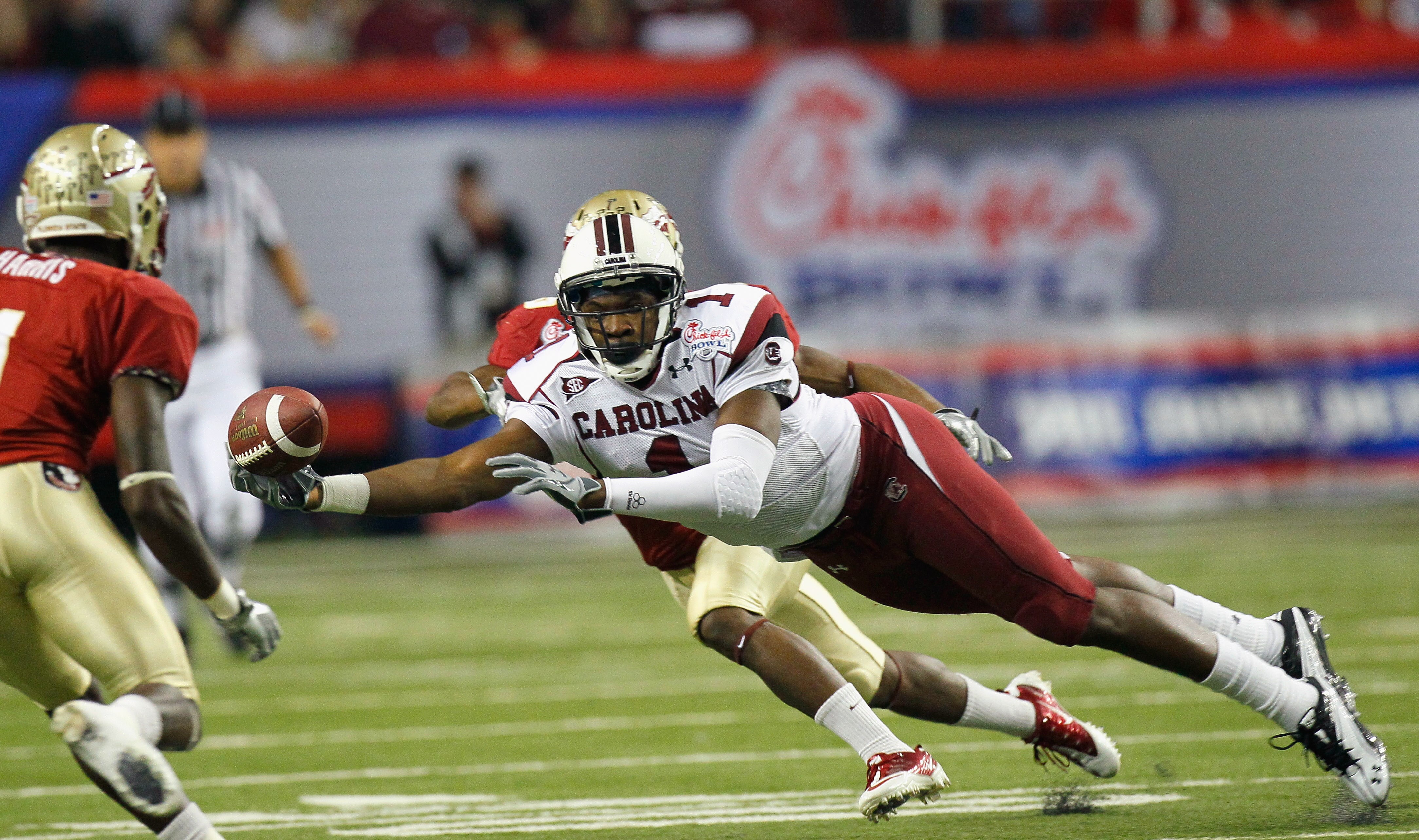 ATLANTA, GA - DECEMBER 31:  Alshon Jeffery #1 of the South Carolina Gamecocks fails to pull in this reception against Mike Harris #1 and Greg Reid #5 of the Florida State Seminoles during the 2010 Chick-fil-A Bowl at Georgia Dome on December 31, 2010 in A