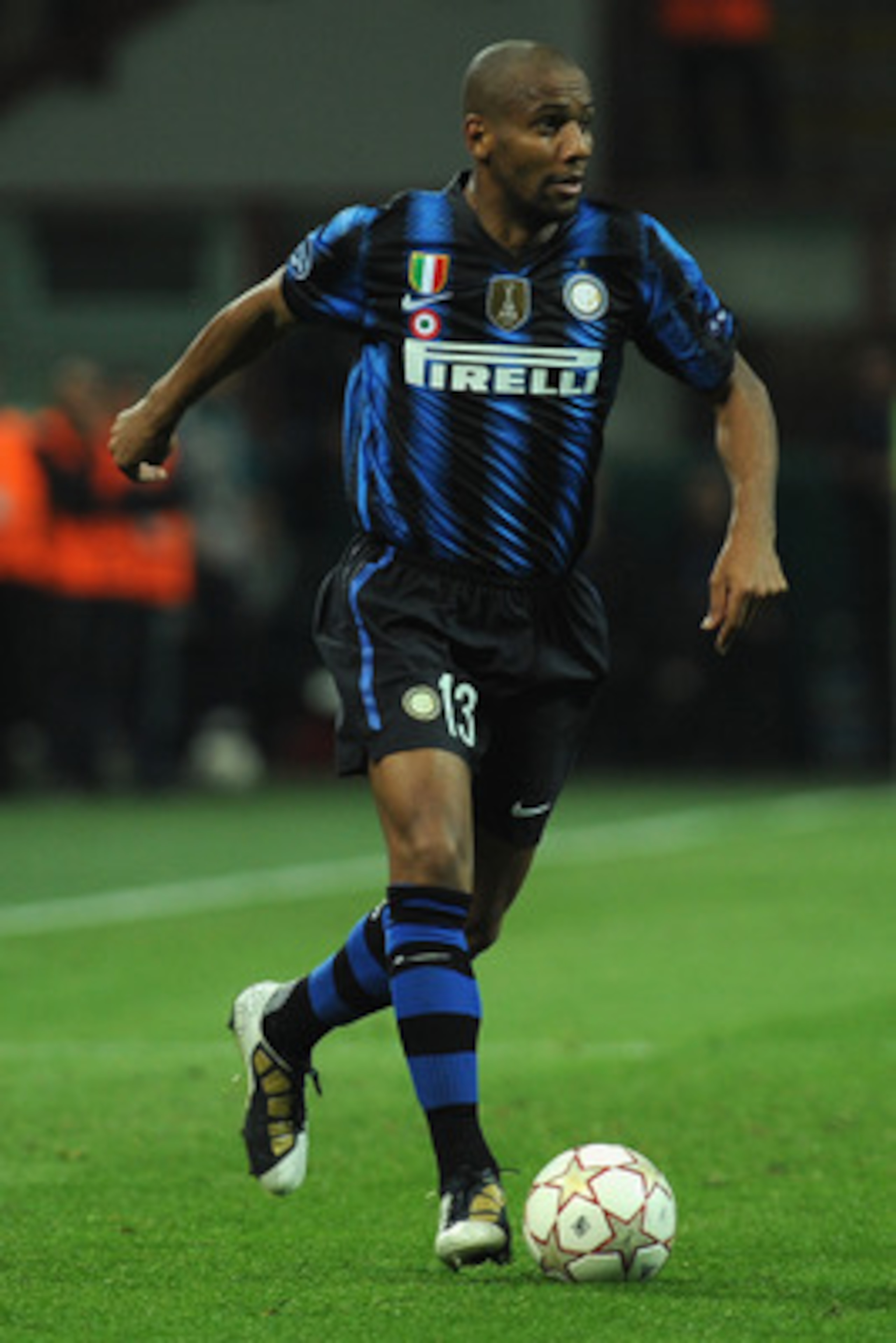 MILAN, ITALY - APRIL 05: Douglas Maicon of FC Internazionale Milano runs with the ball during the UEFA Champions League Quarter Final match between FC Internazionale Milano and Schalke 04 at San Siro Stadium on April 5, 2011 in Milan, Italy. (Photo by V MILAN, ITALY - APRIL 05: Douglas Maicon of FC Internazionale Milano runs with the ball during the UEFA Champions League Quarter Final match between FC Internazionale Milano and Schalke 04 at San Siro Stadium on April 5, 2011 in Milan, Italy. (Photo by V
