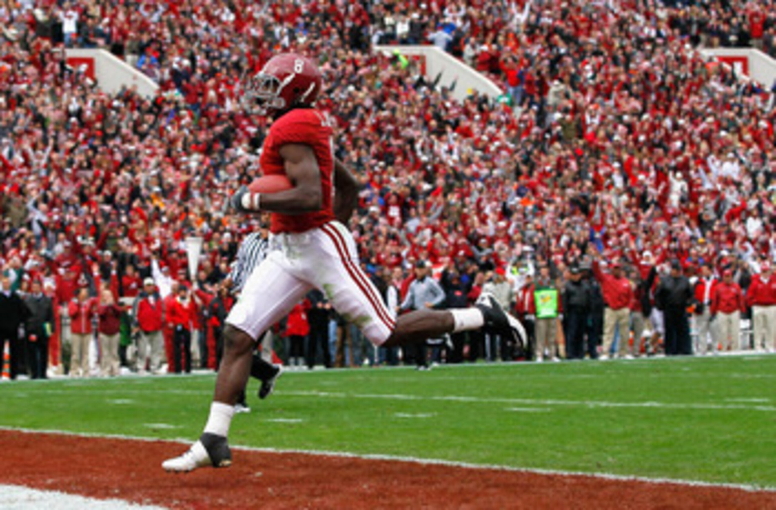 TUSCALOOSA, AL - NOVEMBER 26:  Julio Jones #8 of the Alabama Crimson Tide crosses the goal line for a touchdown against the Auburn Tigers at Bryant-Denny Stadium on November 26, 2010 in Tuscaloosa, Alabama.  (Photo by Kevin C. Cox/Getty Images)
