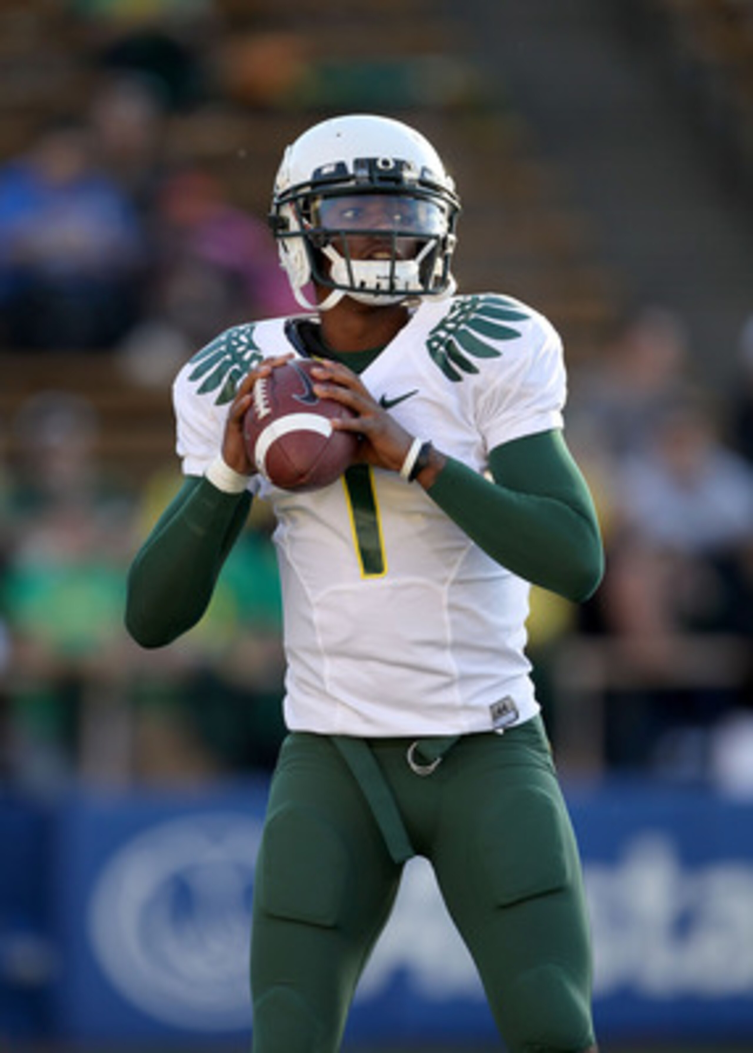 BERKELEY, CA - NOVEMBER 13:  Darron Thomas #1 of the Oregon Ducks warms up before their game against the California Golden Bears  at California Memorial Stadium on November 13, 2010 in Berkeley, California.  (Photo by Ezra Shaw/Getty Images)