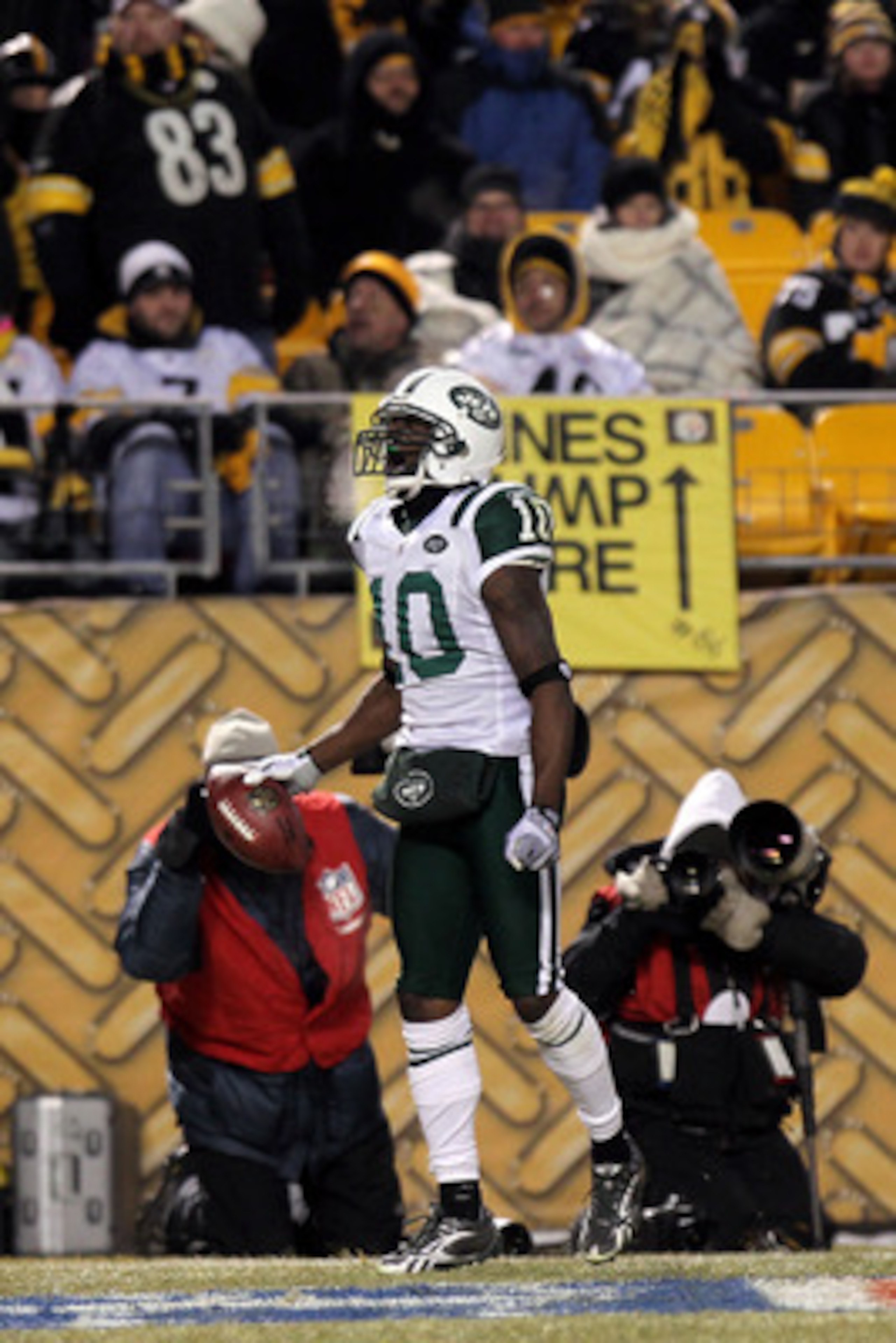 PITTSBURGH, PA - JANUARY 23:  Santonio Holmes #10 of the New York Jets celebrates after he scored a third quarter touchdown against the Pittsburgh Steelers during the 2011 AFC Championship game at Heinz Field on January 23, 2011 in Pittsburgh, Pennsylvani