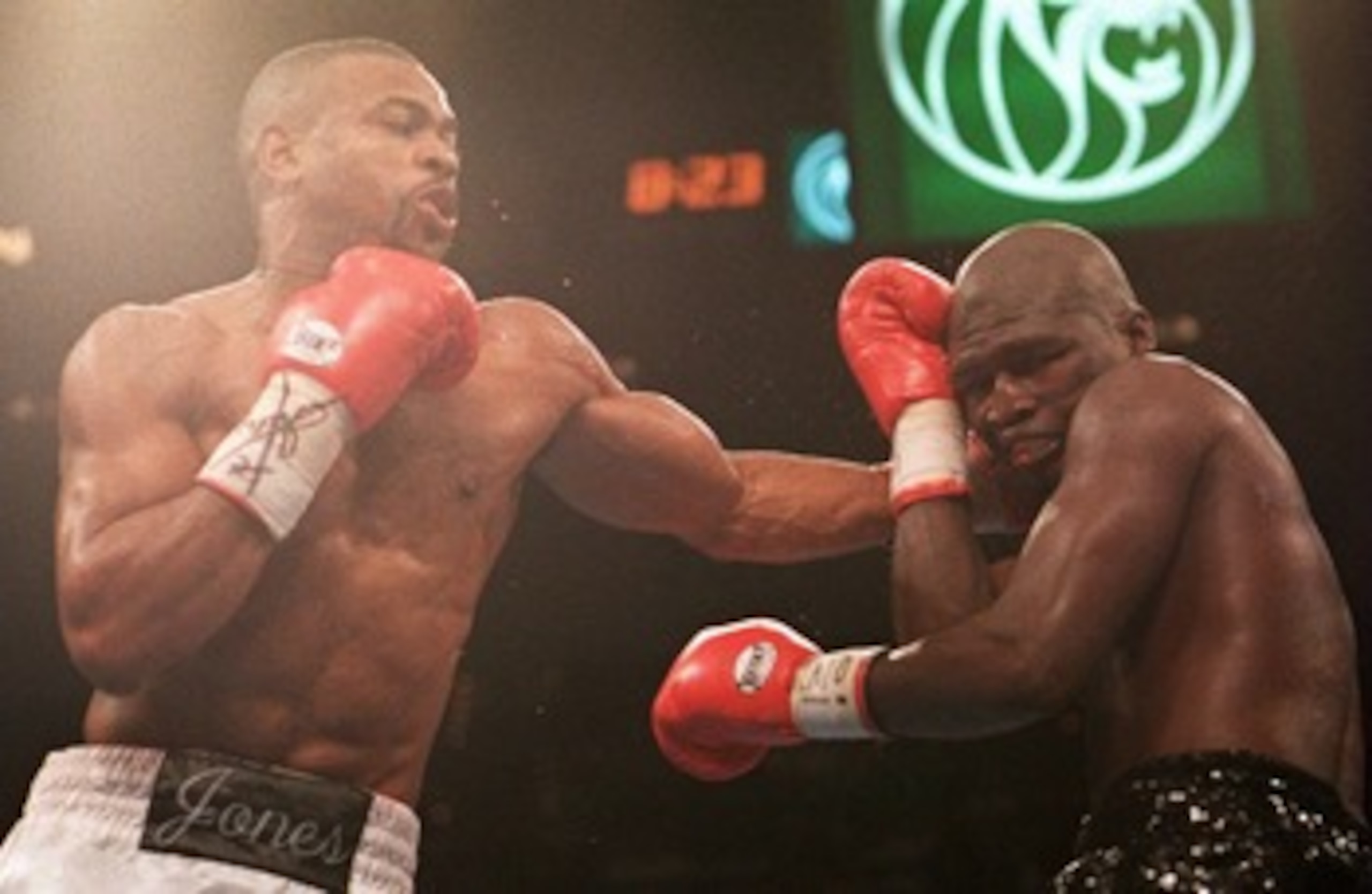 18 Nov 1994: ROY JONES JR. LANDS A LEFT TO THE HEAD OF JAMES TONEY TONIGHT DURING THEIR SUPER MIDDLEWEIGHT CHAMPIONSHIP BOUT AT THE MGM GRAND IN LAS VEGAS, NEVADA. JONES WENT ON TO WIN THE TITLE BY A UNANIMOUS DECISION.