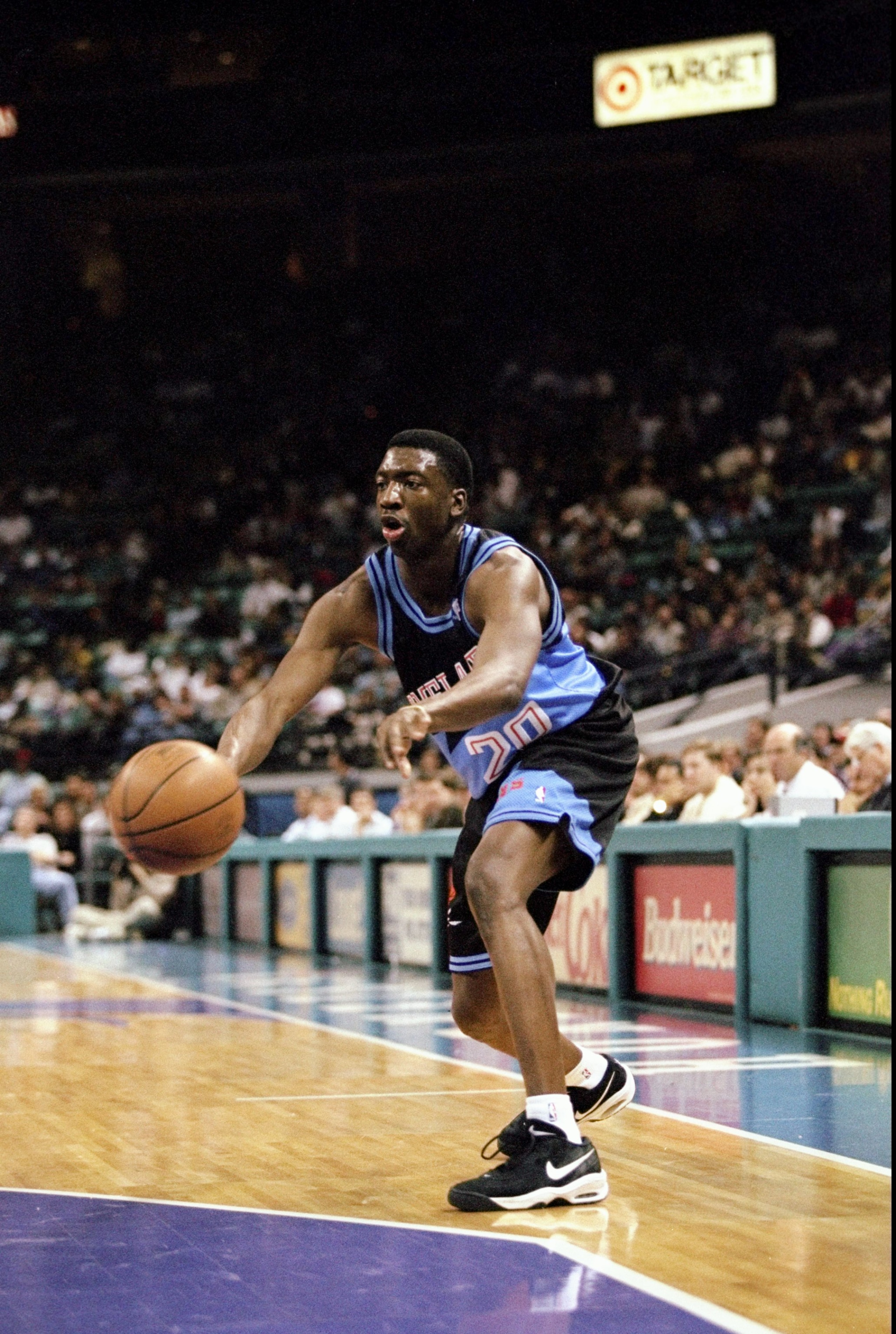 10 Feb 1999: Johnny Newman #20 of the Cleveland Cavaliers passes during the game against the Charlotte Hornets at the Charlotte Coliseum in Charlotte, North Carolina. The Cavaliers defeated the Hornets 87-77.  Mandatory Credit: Craig Jones  /Allsport