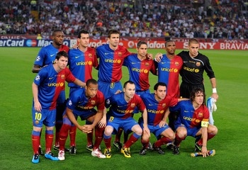 ROME, ITALY - MAY 27:  The FC Barcelona team line up before 2the UEFA Champions League Final match between Barcelona and Manchester United at the Stadio Olimpico on May 27, 2009 in Rome, Italy.  (Photo by Claudio Villa/Getty Images)