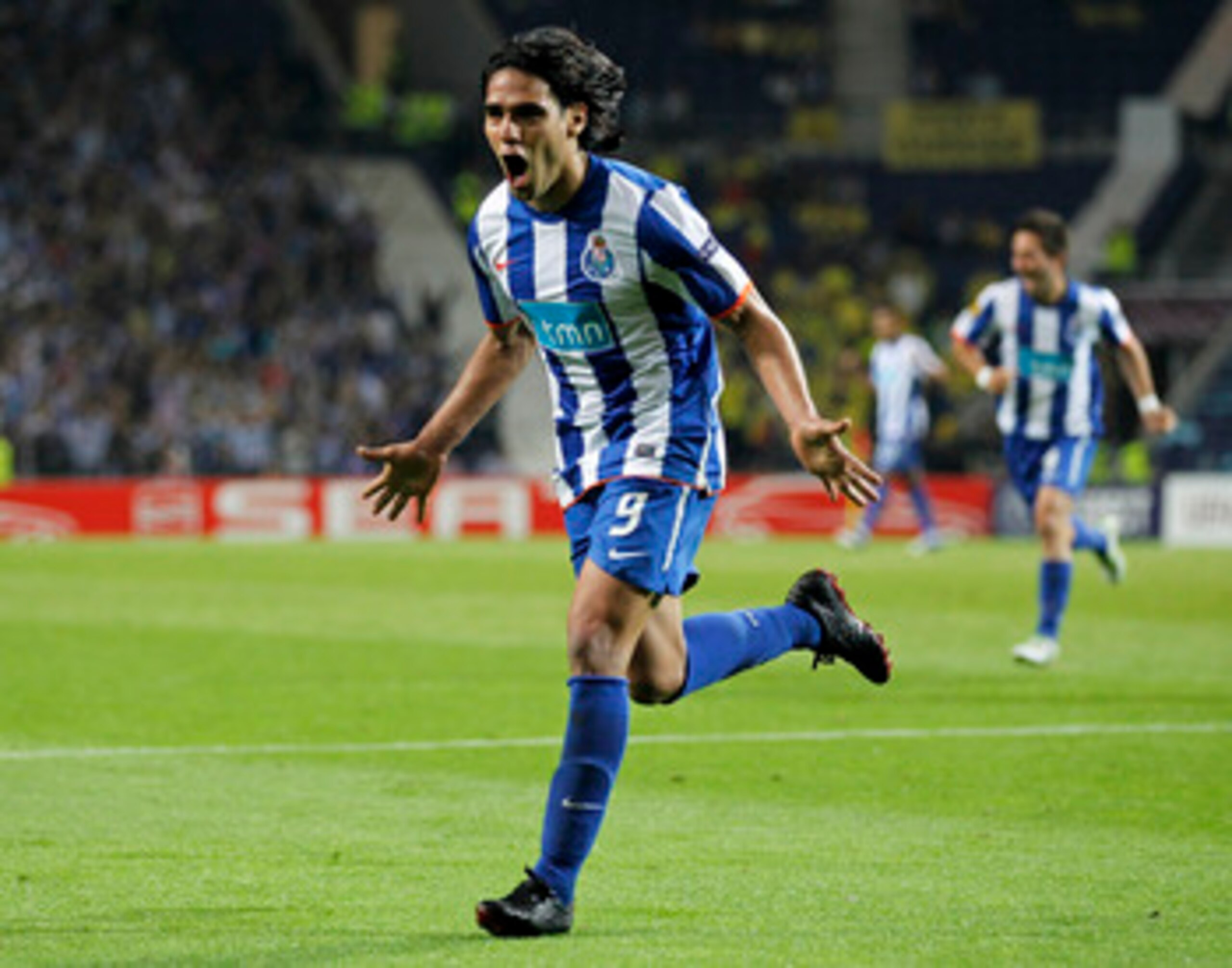 PORTO, PORTUGAL - APRIL 28:  Radamel Falcao of FC Porto celebrates after scoring his side fifth goal during the UEFA Europa League semi final first leg match between FC Porto and Villarreal at Estadio do Dragao on April 28, 2011 in Porto, Portugal.  (Phot