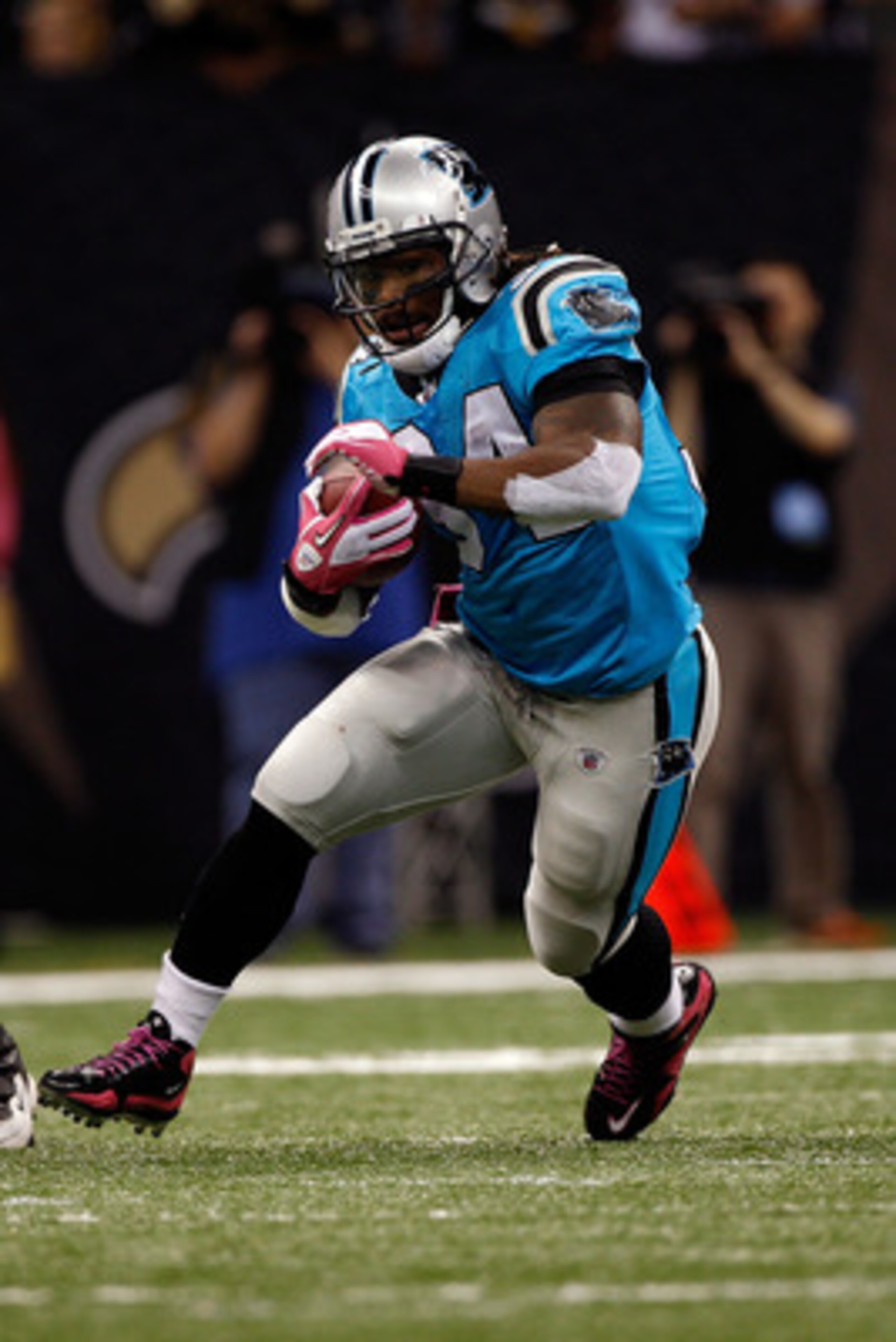 NEW ORLEANS - OCTOBER 03:  DeAngelo Williams #34 of the Carolina Panthers in action during the game against the New Orleans Saints at the Louisiana Superdome on October 3, 2010 in New Orleans, Louisiana.  (Photo by Chris Graythen/Getty Images)