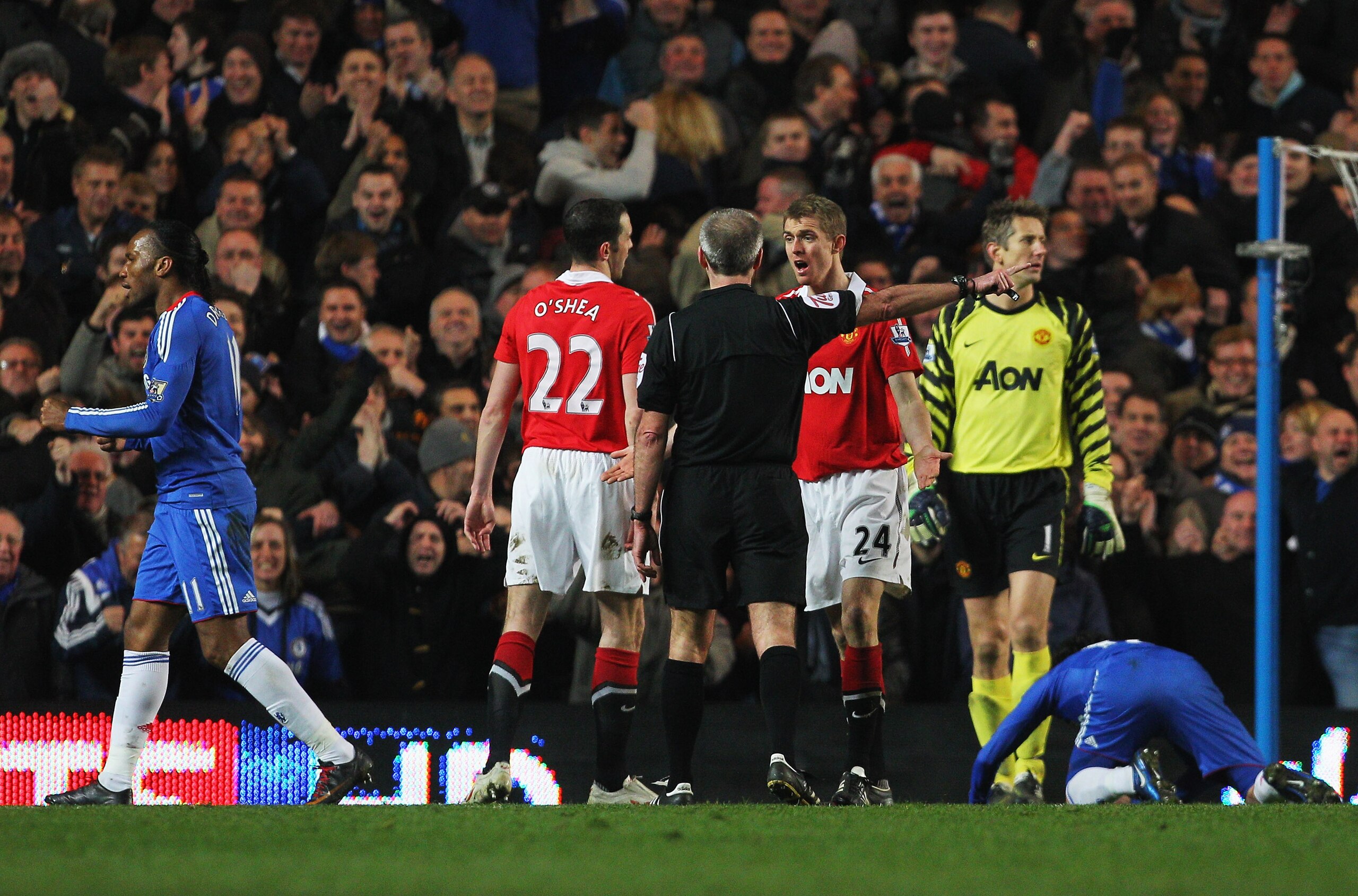 LONDON, ENGLAND - MARCH 01: Darren Fletcher of Manchester United shows his despair as referee Martin Atkinson points to the penalty spot during the Barclays Premier League match between Chelsea and Manchester United at Stamford Bridge on March 1, 2011 in LONDON, ENGLAND - MARCH 01: Darren Fletcher of Manchester United shows his despair as referee Martin Atkinson points to the penalty spot during the Barclays Premier League match between Chelsea and Manchester United at Stamford Bridge on March 1, 2011 in