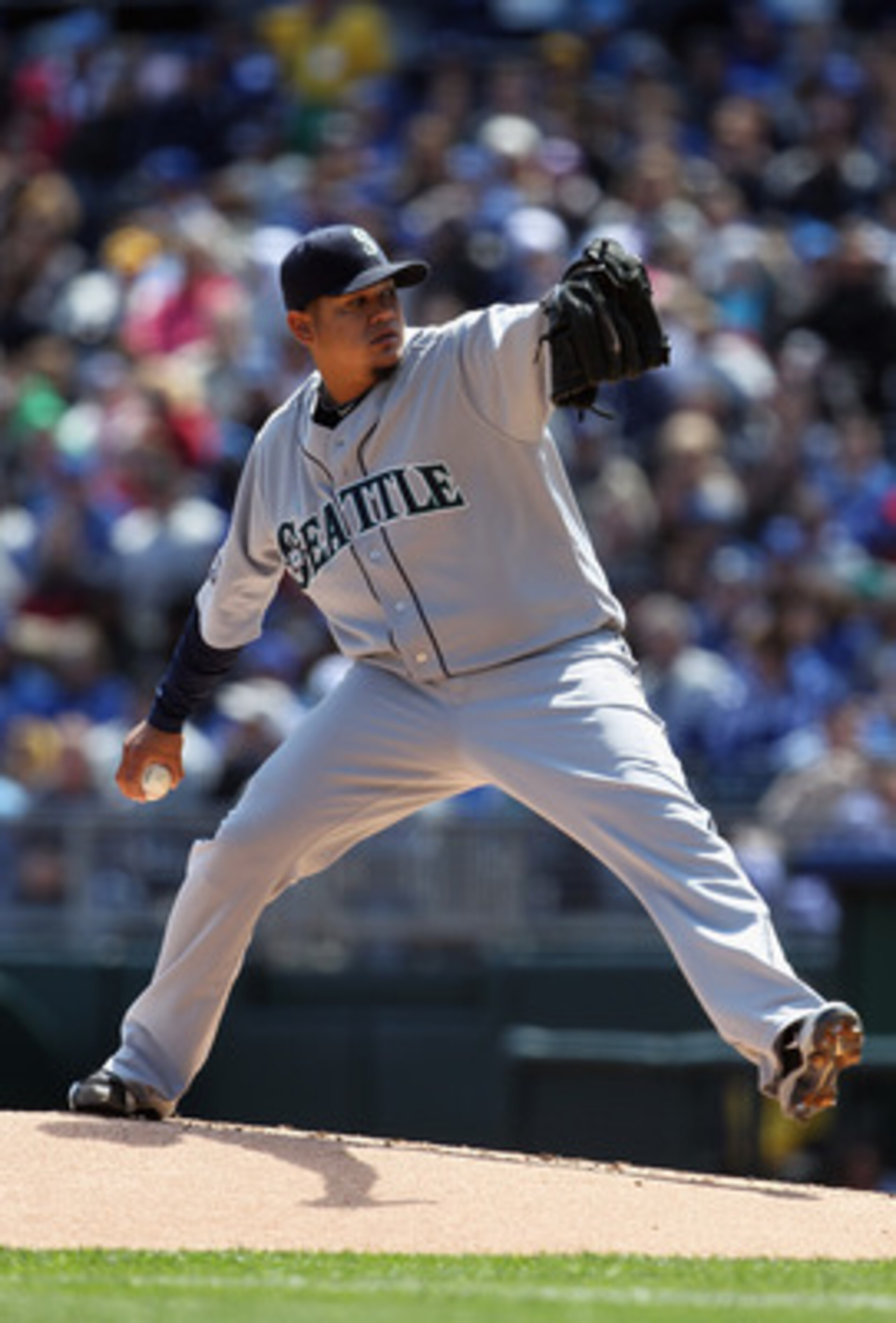 KANSAS CITY, MO - APRIL 16:  Starting pitcher Felix Hernandez #34 of the Seattle Mariners pitches during the game against the Kansas City Royals on April 16, 2011 at Kauffman Stadium in Kansas City, Missouri.  (Photo by Jamie Squire/Getty Images)