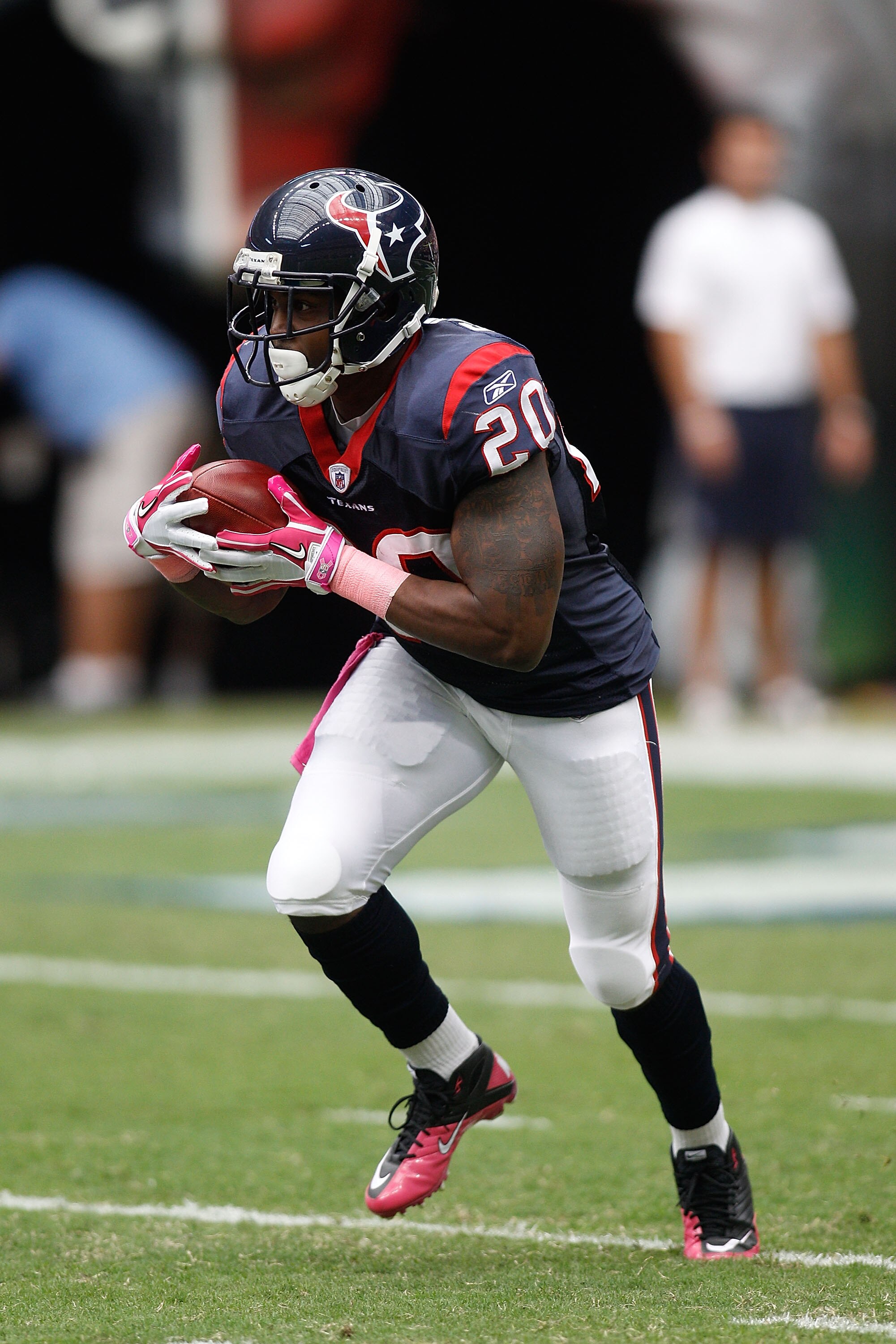 HOUSTON - OCTOBER 10:  Steve Slaton #20 of the Houston Texans in action during the game against  the New York Giants at Reliant Stadium on October 10, 2010 in Houston, Texas.  (Photo by Chris Graythen/Getty Images)