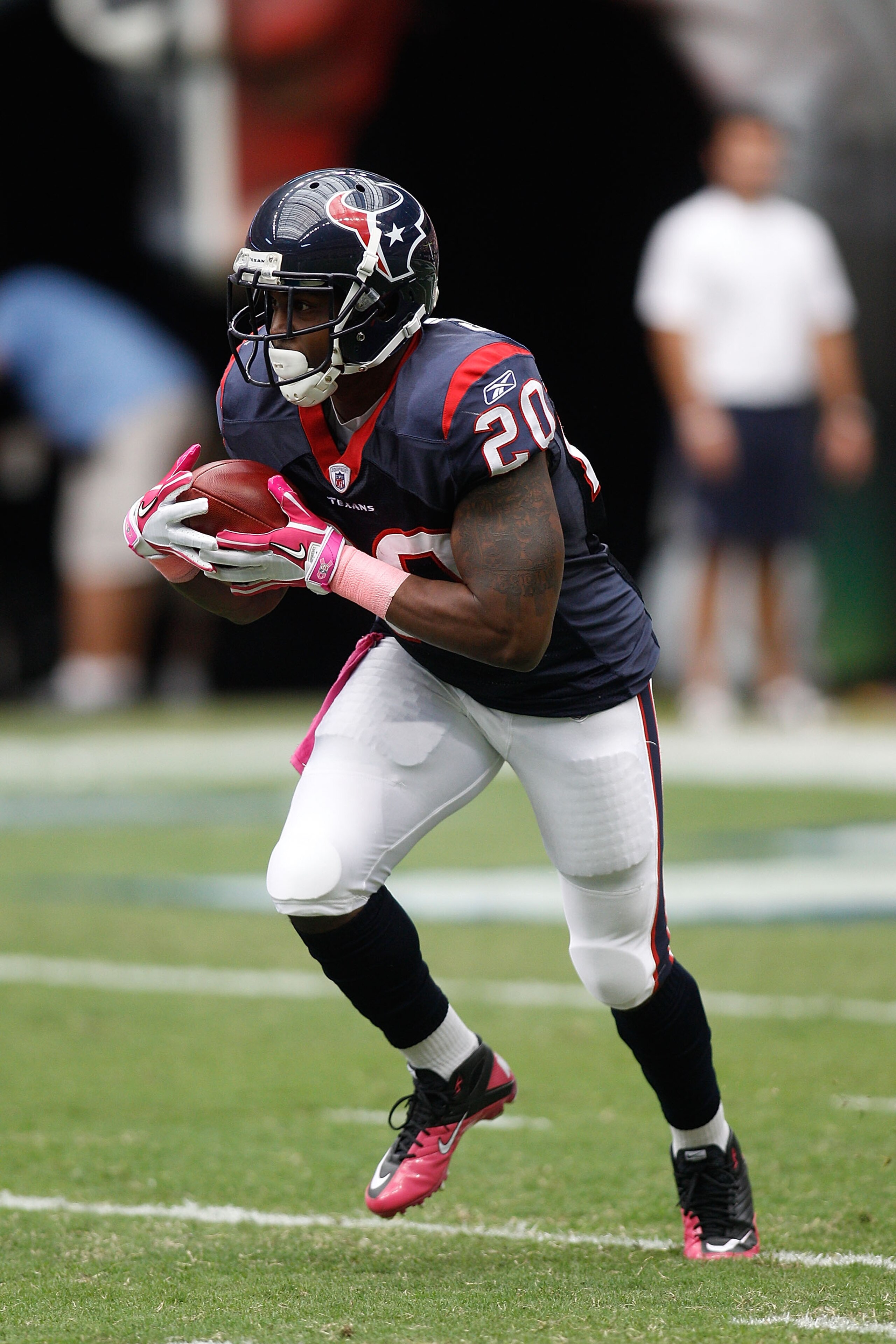 HOUSTON - OCTOBER 10:  Steve Slaton #20 of the Houston Texans in action during the game against  the New York Giants at Reliant Stadium on October 10, 2010 in Houston, Texas.  (Photo by Chris Graythen/Getty Images)