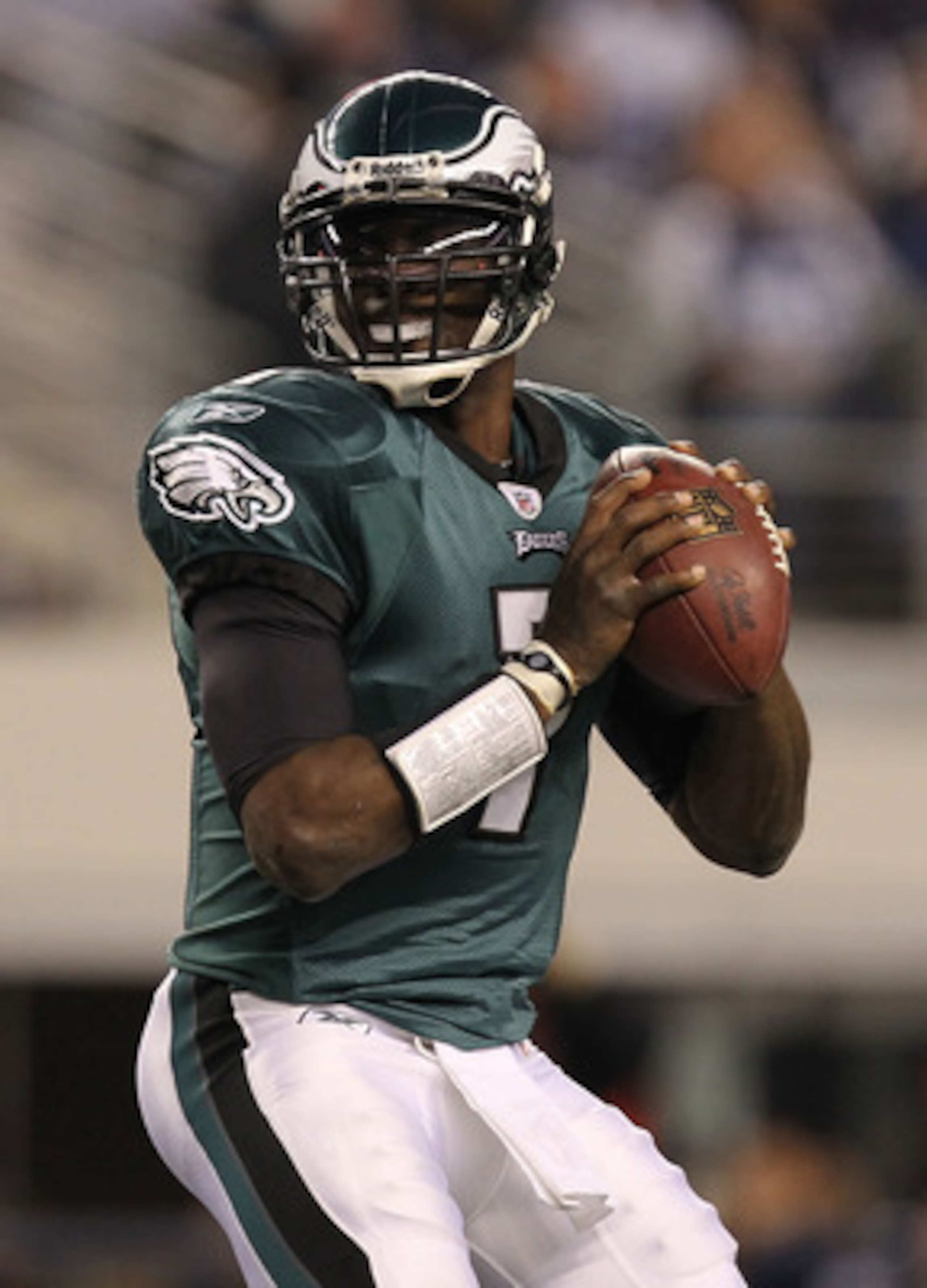 ARLINGTON, TX - DECEMBER 12:  Quarterback Michael Vick #7 of the Philadelphia Eagles at Cowboys Stadium on December 12, 2010 in Arlington, Texas.  (Photo by Ronald Martinez/Getty Images)