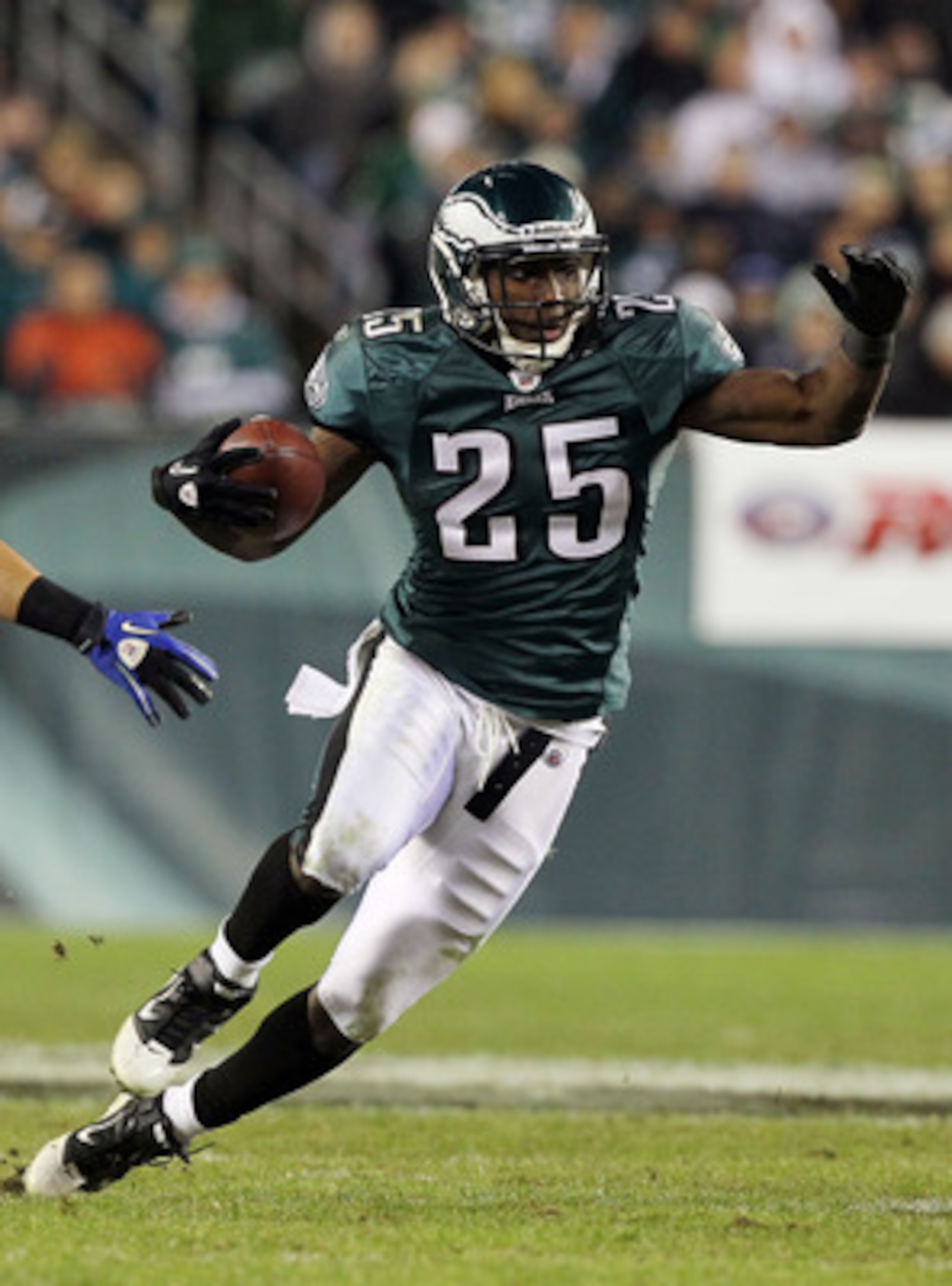 PHILADELPHIA - NOVEMBER 07:  LeSean McCoy #25 of the Philadelphia Eagles runs the ball against the Indianapolis Colts on November 7, 2010 at Lincoln Financial Field in Philadelphia, Pennsylvania. The Eagles defeated the Colts 26-24.  (Photo by Jim McIsaac