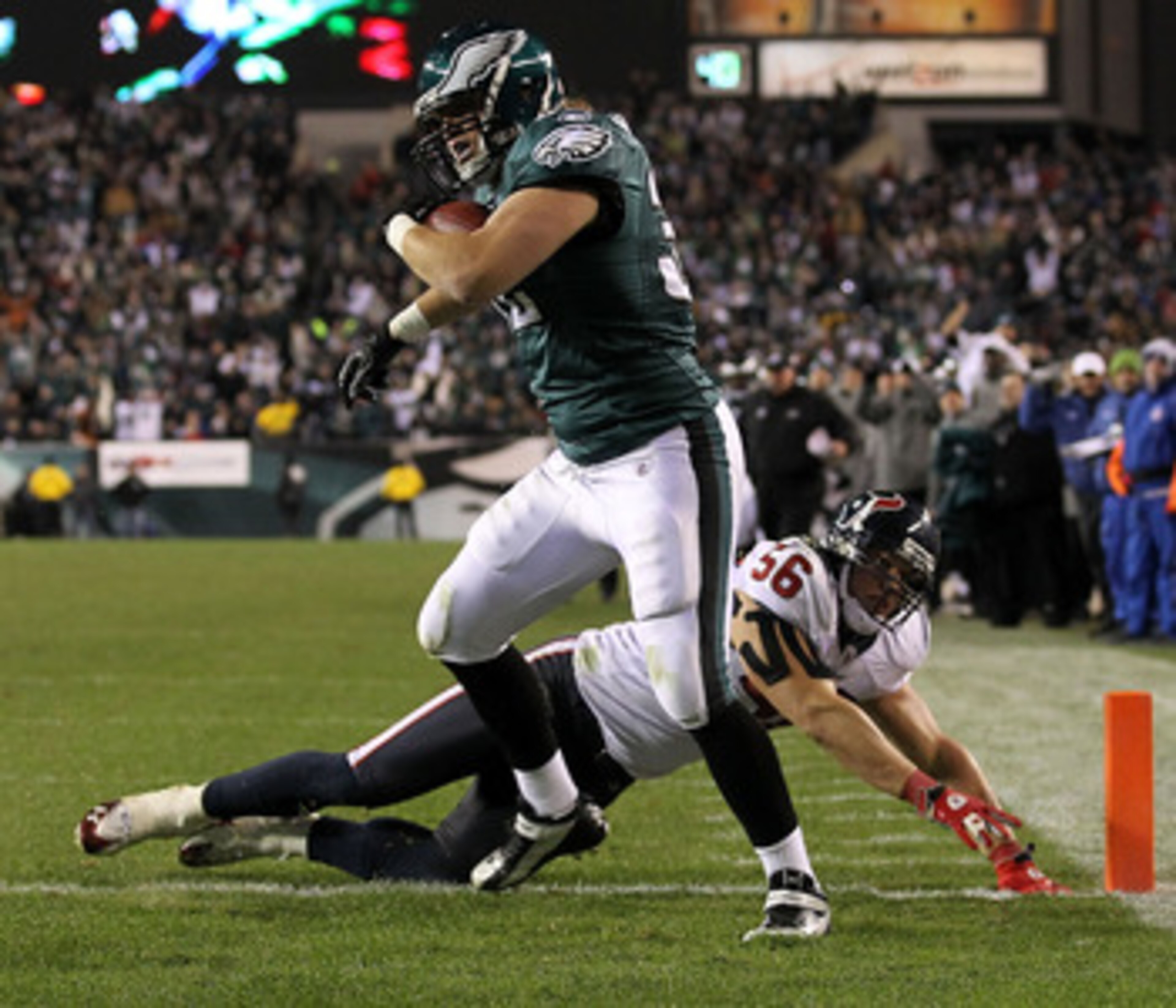 PHILADELPHIA, PA - DECEMBER 02:  Owen Schmitt #32 of the Philadelphia Eagles scores a 5-yard touchdown reception in the fourth quarter against Brian Cushing #56 of the Houston Texans at Lincoln Financial Field on December 2, 2010 in Philadelphia, Pennsylv
