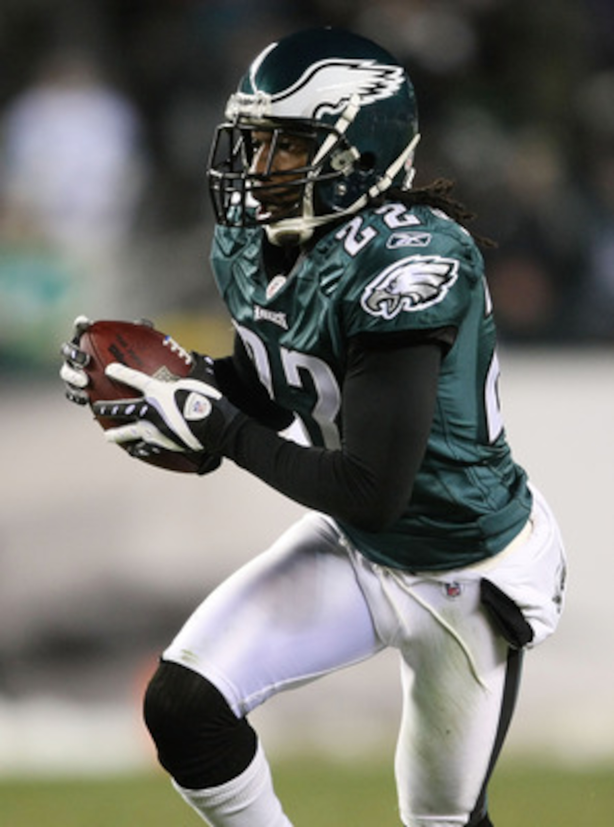 PHILADELPHIA - DECEMBER 20: Asante Samuel #22 of the Philadelphia Eagles rushes after catching a second quarter interception against the San Francisco 49ers at Lincoln Financial Field on December 20, 2009 in Philadelphia, Pennsylvania.  (Photo by Nick Lah