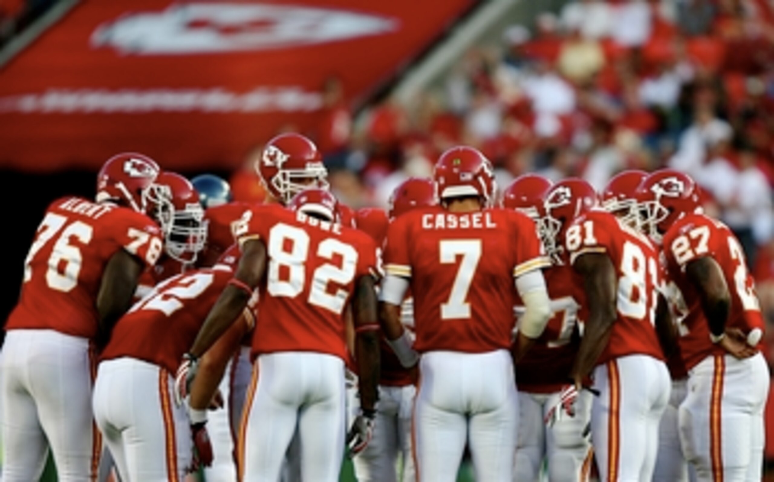 KANSAS CITY, MO - AUGUST 29: Quarterback Matt Cassel #7 of the Kansas City Chiefs huddles up with his teammates on offense2 including Dwayne Bowe #82 and Devard Darling #81 against the Seattle Seahawks during their preseason game at Arrowhead Stadium on A