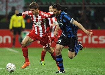 MILAN, ITALY - FEBRUARY 23:  Thiago Motta  of Inter Milan competes with Thomas Muller of FC Bayern Muenchen during the UEFA Champions League round of 16 first leg match between Inter Milan and FC Bayern Muenchen on February 23, 2011 in Milan, Italy.  (Pho