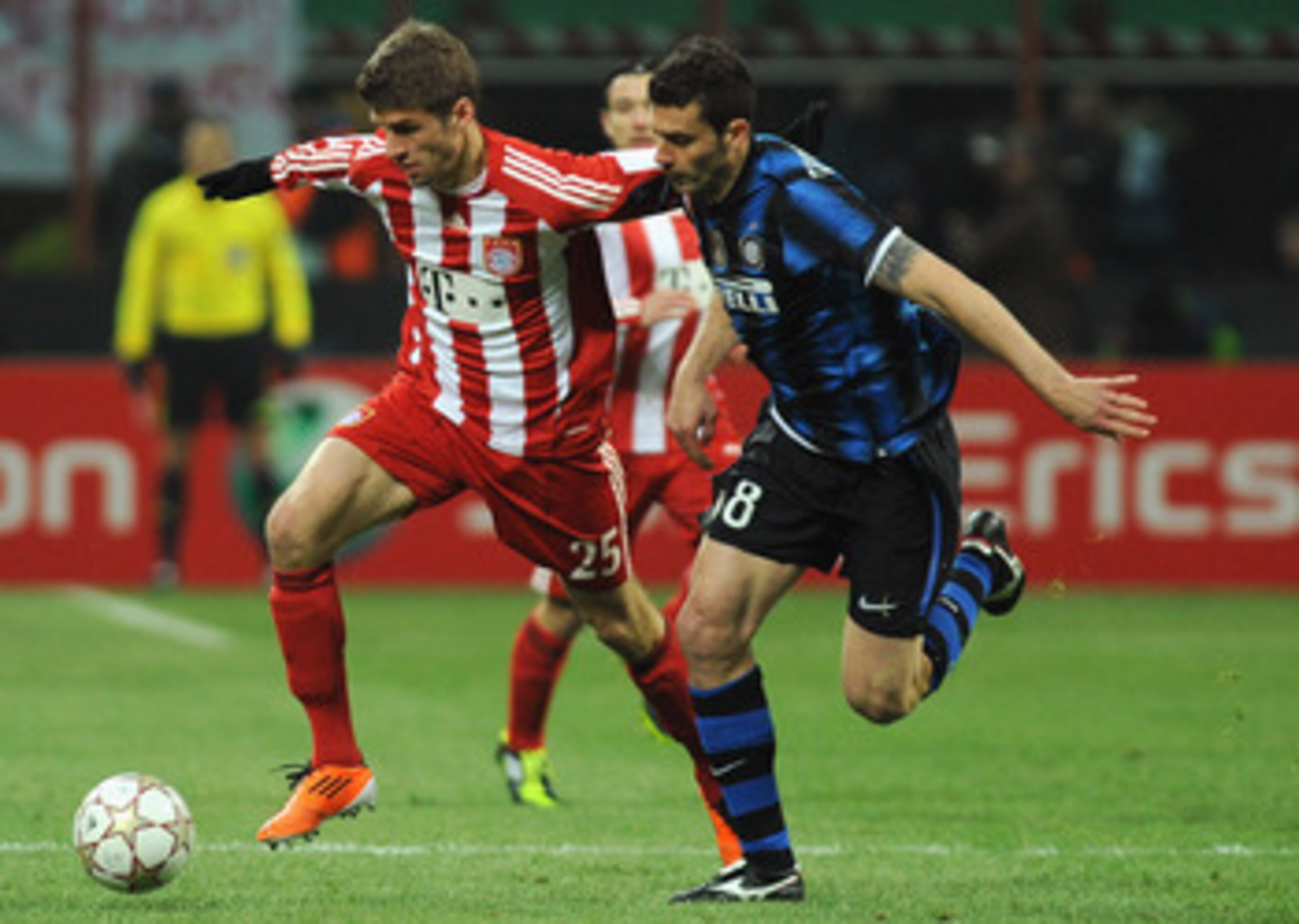 MILAN, ITALY - FEBRUARY 23:  Thiago Motta  of Inter Milan competes with Thomas Muller of FC Bayern Muenchen during the UEFA Champions League round of 16 first leg match between Inter Milan and FC Bayern Muenchen on February 23, 2011 in Milan, Italy.  (Pho
