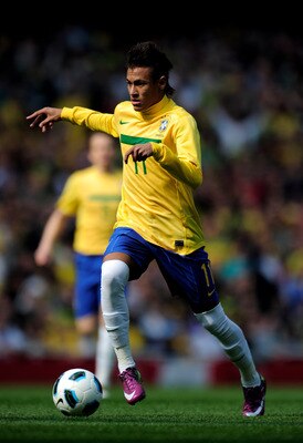 LONDON, ENGLAND - MARCH 27:  Neymar of Brazil on the ball during the International friendly match between Brazil and Scotland at Emirates Stadium on March 27, 2011 in London, England.  (Photo by Jamie McDonald/Getty Images)