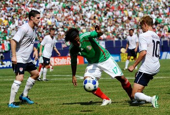 EAST RUTHERFORD, NJ - JULY 26:  Giovani Dos Santos #1 dribbles between Sam Cronin #15 and Stuart Holden #10 of the United States in the CONCACAF Gold Cup Championship match at Giants Stadium on July 26, 2009 in East Rutherford, New Jersey.  (Photo by Jeff
