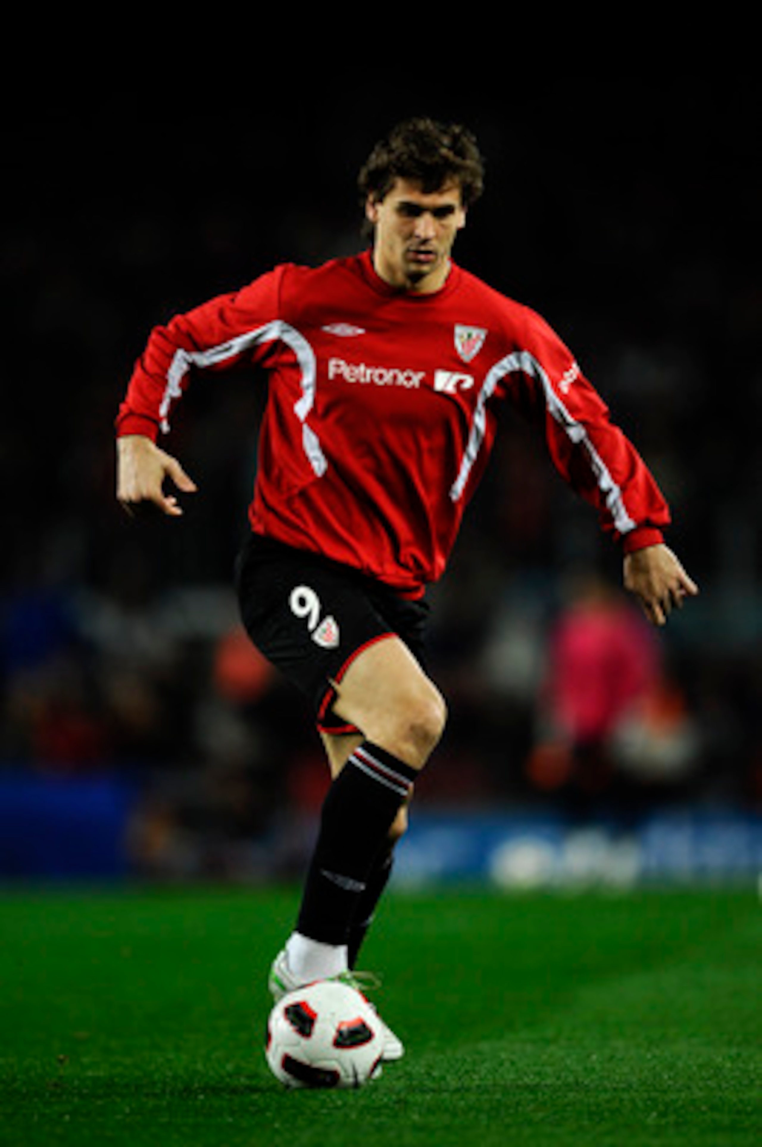 BARCELONA, SPAIN - FEBRUARY 20:  Fernando Llorente of Athletic Bilbao runs with the ball during the warm up prior La Liga match between FC Barcelona and Athletic Bilbao at Camp Nou on February 20, 2011 in Barcelona, Spain. Barcelona won 2-1.  (Photo by Da