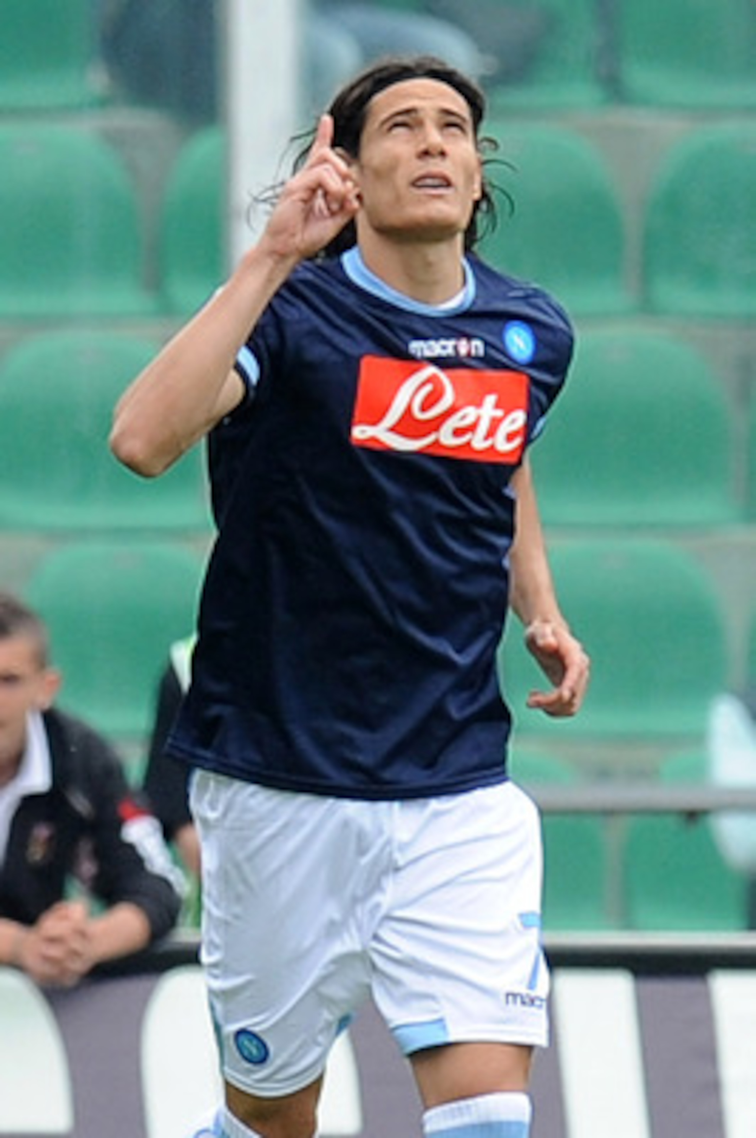 PALERMO, ITALY - APRIL 23:  Edinson Cavani of Napoli celebrates after scoring the opening goal during the Serie A match between US Citta di Palermo and SSC Napoli at Stadio Renzo Barbera on April 23, 2011 in Palermo, Italy.  (Photo by Tullio M. Puglia/Get