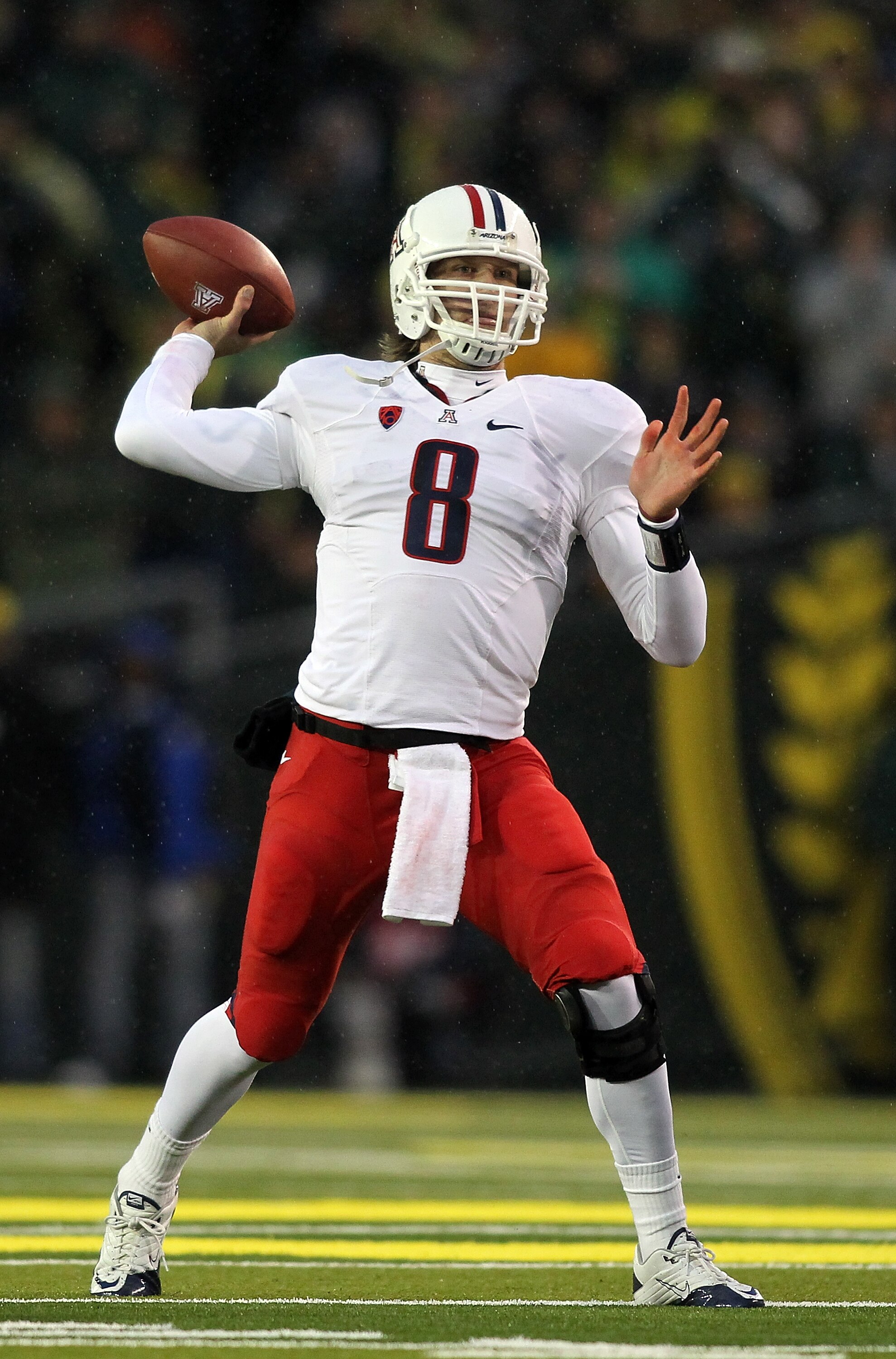 EUGENE, OR - NOVEMBER 26:  Quarterback Nick Foles #8 of the Arizona Wildcats throews a pass against the Oregon Ducks  on November 26, 2010 at the Autzen Stadium in Eugene, Oregon.  (Photo by Jonathan Ferrey/Getty Images)