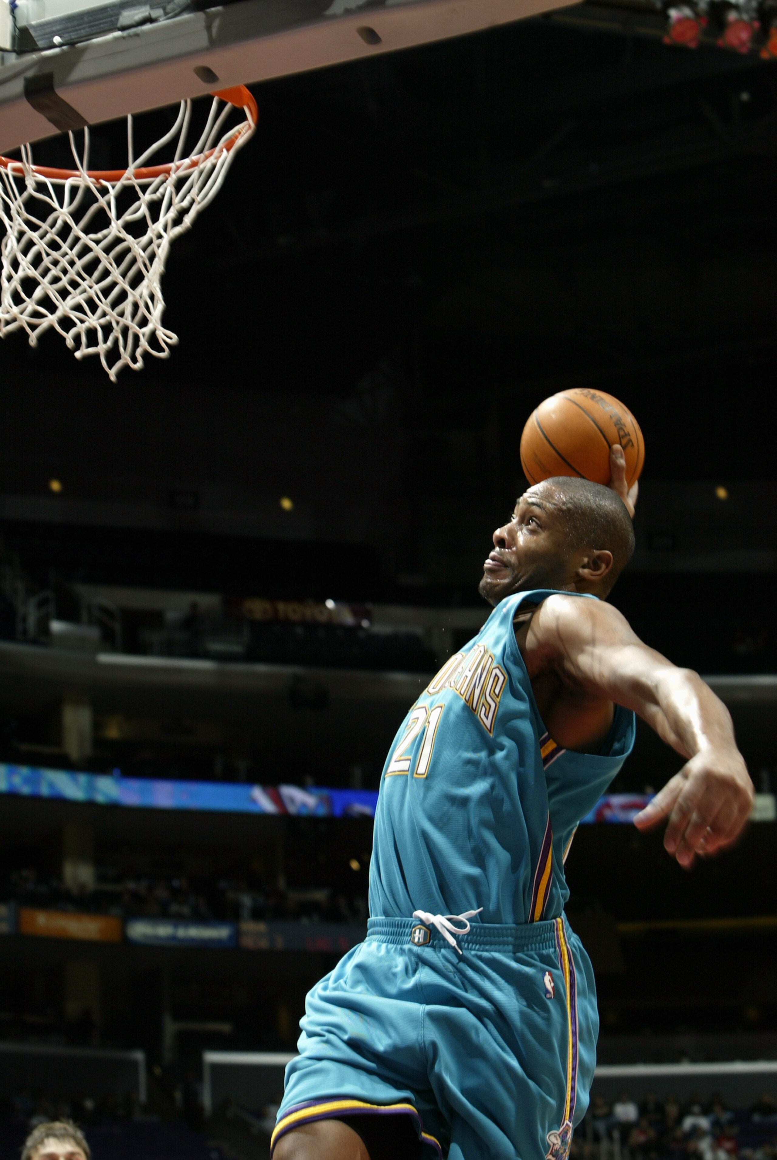 LOS ANGELES - DECEMBER 15: Jamaal Magloire #21 of the New Orleans Hornets goes up to dunk the ball during the game against the Los Angeles Clippers at Staples Center on December 15, 2003 in Los Angeles, California. The Clippers won 109-80. NOTE TO USER LOS ANGELES - DECEMBER 15: Jamaal Magloire #21 of the New Orleans Hornets goes up to dunk the ball during the game against the Los Angeles Clippers at Staples Center on December 15, 2003 in Los Angeles, California. The Clippers won 109-80. NOTE TO USER