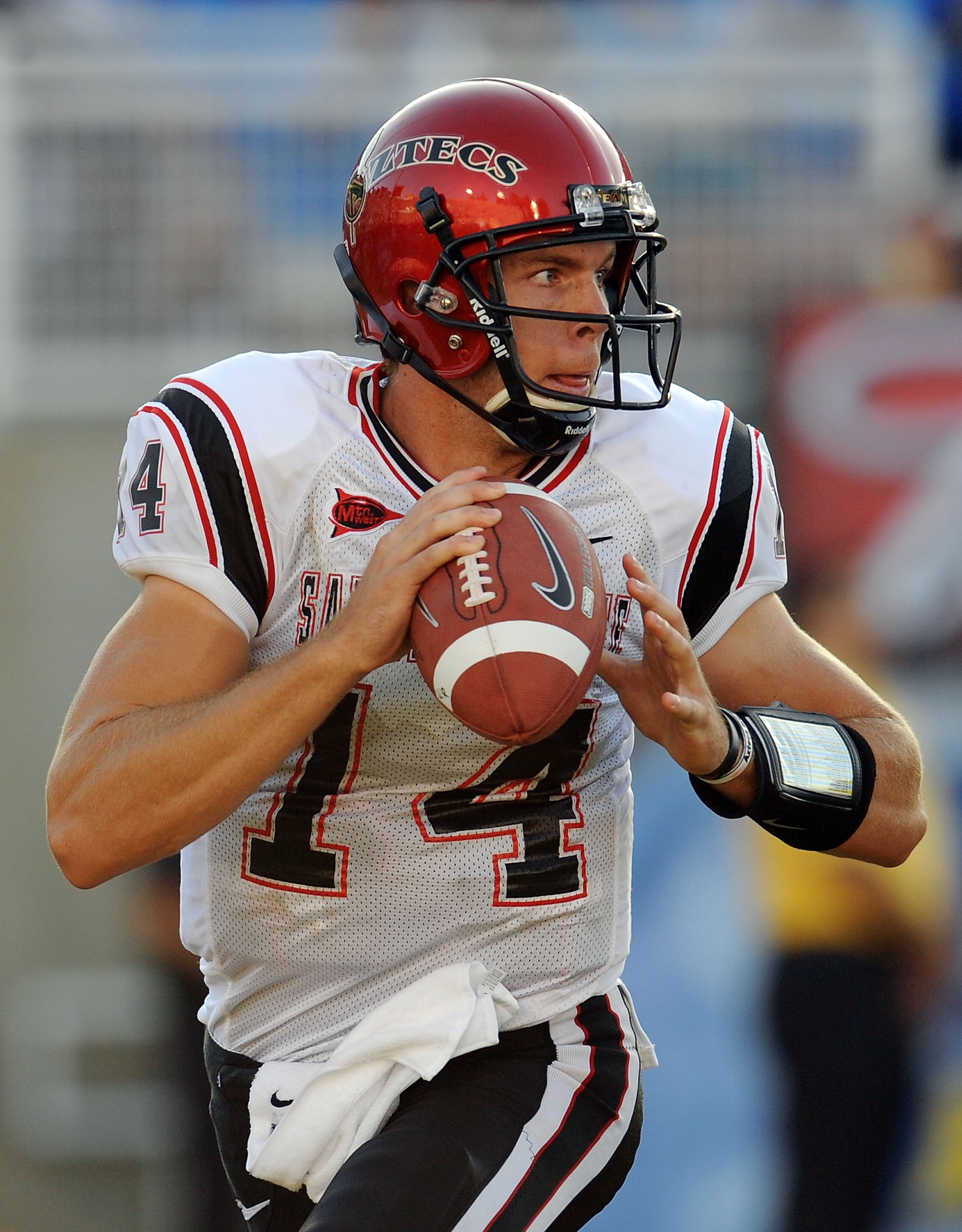 PASADENA, CA - SEPTEMBER 05:   Quarterback Ryan Lindley #14 of the San Diego State Aztecs looks to pass in the first half against the UCLA Bruins at the Rose Bowl on September 5, 2009 in Pasadena, California.  (Photo by Lisa Blumenfeld/Getty Images)