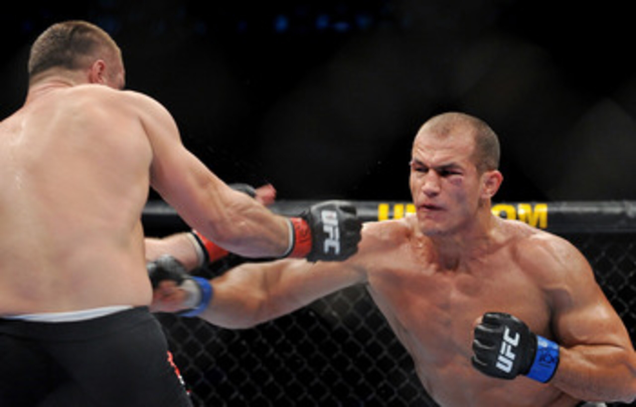 DALLAS - SEPTEMBER 19:  UFC fighter Junior Dos Santos (R) battles UFC fighter Mirko Cro Cop (L) during their Heavyweight bout at UFC 103: Franklin vs. Belfort at the American Airlines Center on September 19, 2009 in Dallas, Texas.  (Photo by Jon Kopaloff/